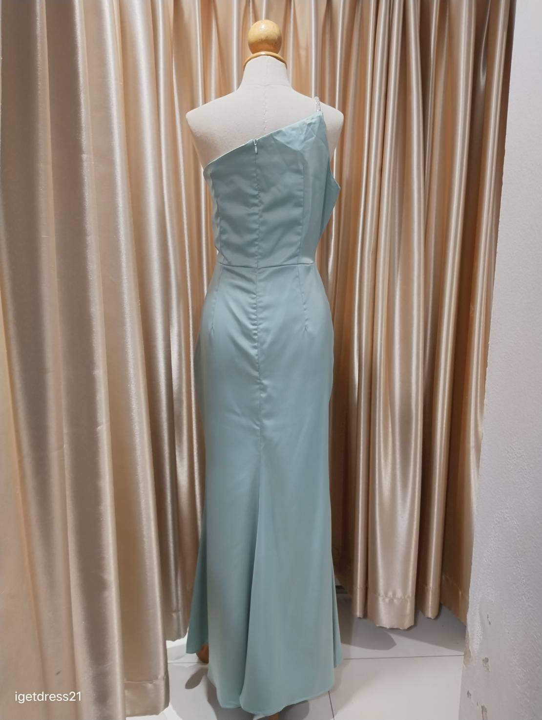 (PRE-LOVED) ชุดราตรียาวสีเขียวฟ้าบ่าเฉียงสายเพชร L