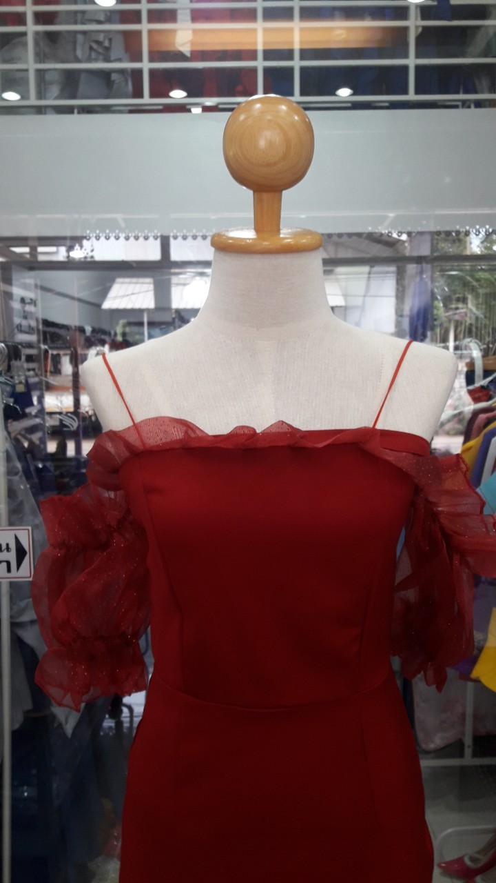 (PRE-LOVED) สั้นแดงสายเดี่ยวแขนผ้าแก้วตุ๊กตา (M)