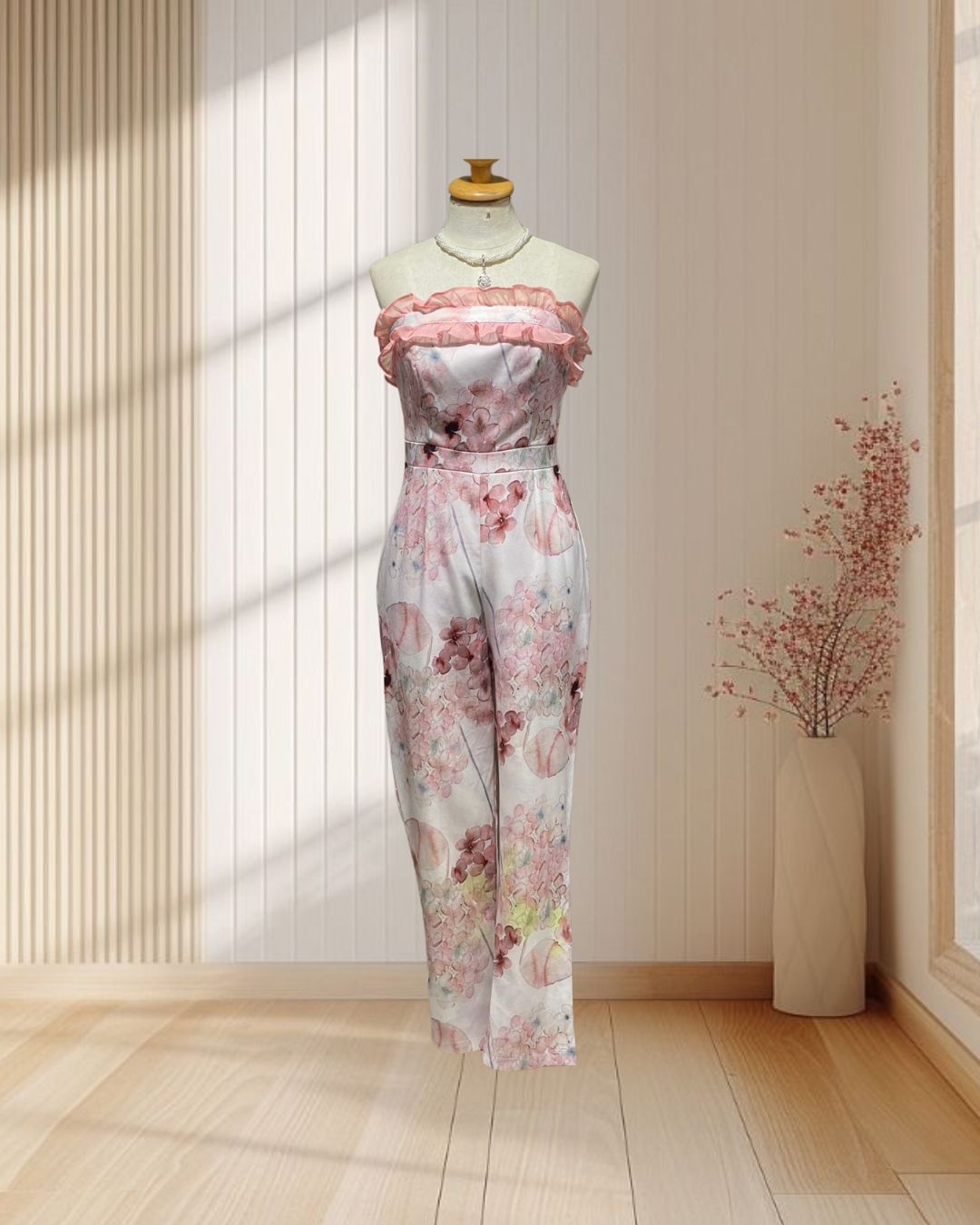 (PRE-LOVED) จั๊มพ์สูทสีชมพูลายดอกไม้ เกาะอก ผูกบ์ด้านหลัง ไซส์ S