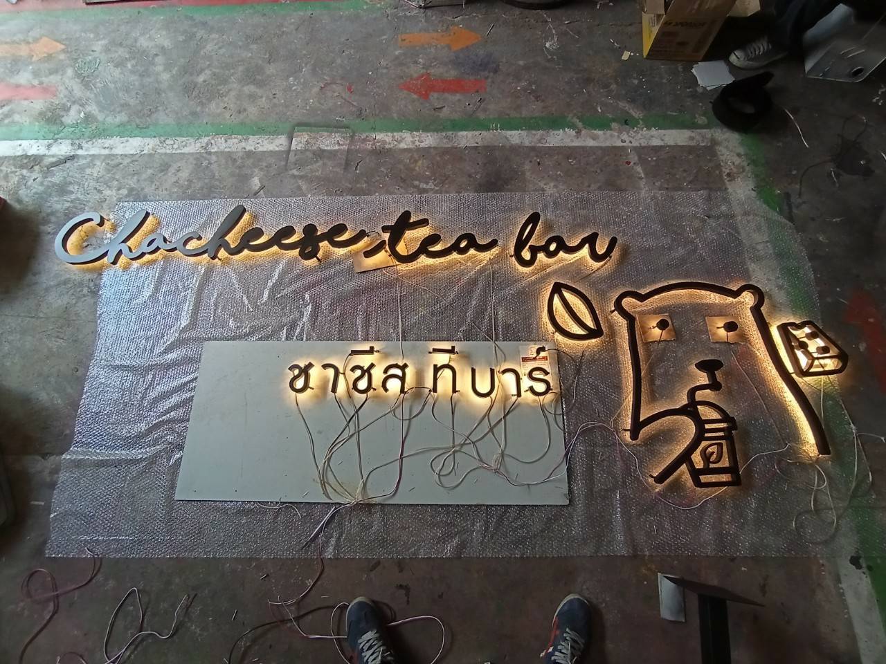 งานป้ายไฟออกหลัง ร้านชาชีสทีบาร์