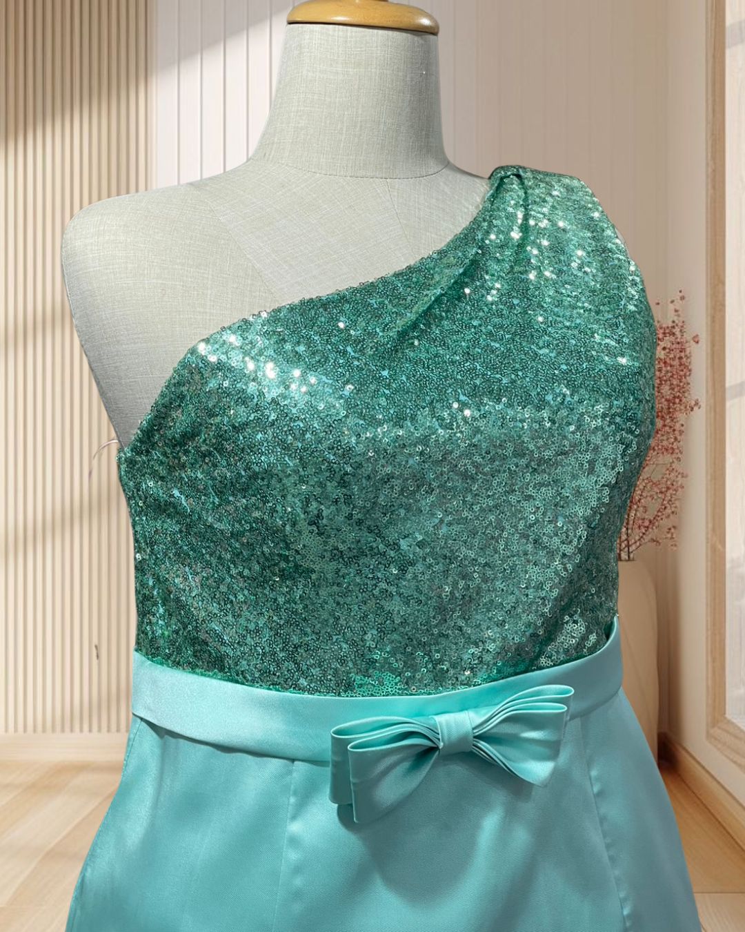 (PRE-LOVED) ราตรีสั้นสีเขียวมิ้นท์ ปักเลื่อมบ่าเฉียง ไซส์ 2XL