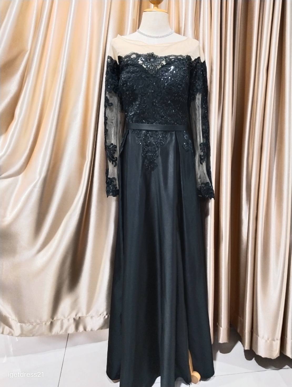 (PRE-LOVED) ราตรียาวซีทรูแขนยาวลูกไม้4XL