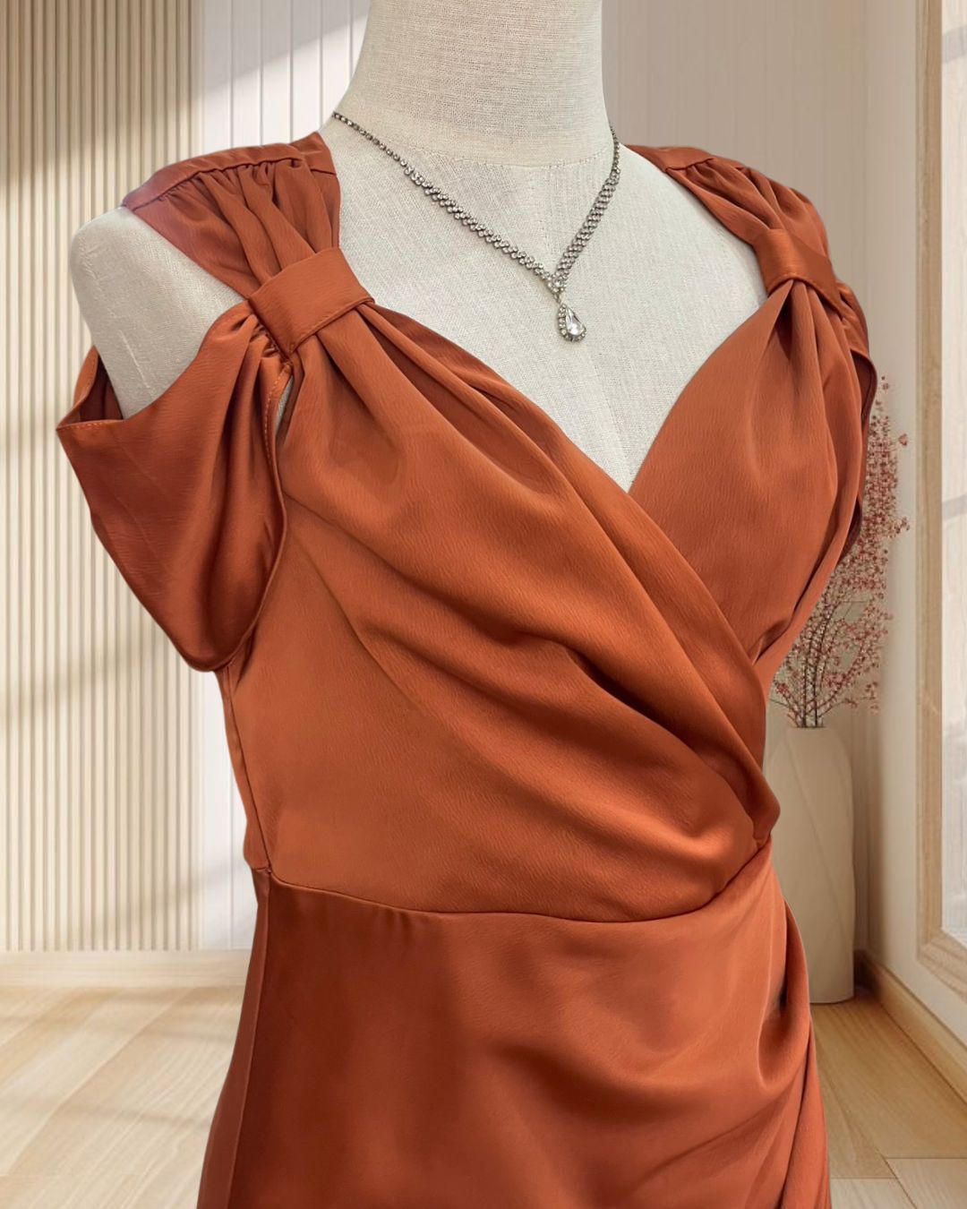 (PRE-LOVED) ราตรียาวสีส้มอิฐ แขนกุดโอบแขน โชว์ไหล่ ไซส์ M