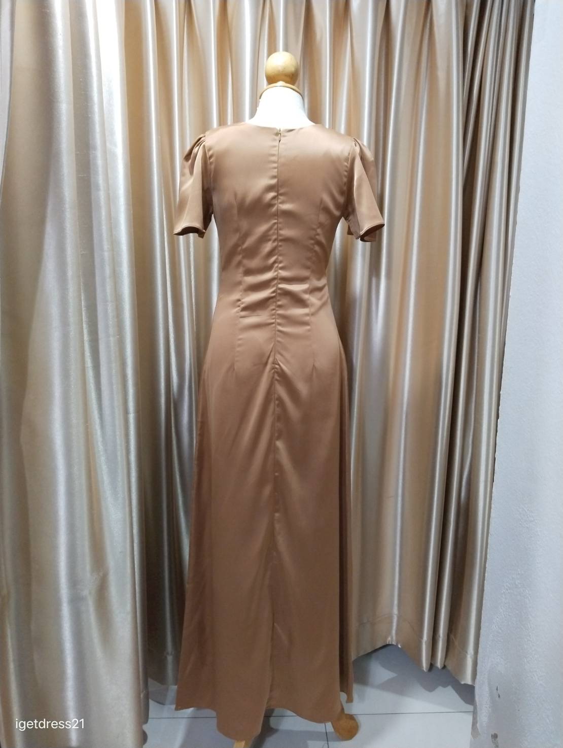 (PRE-LOVED) ชุดราตรียาวคอวีมีแขนสีน้ำตาล S