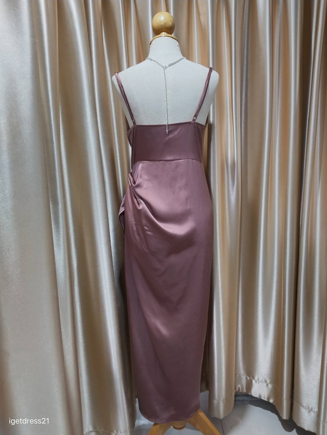 (PRE-LOVED) ชุดราตรียาวสายเดี่ยวถ่วงอกสีน้ำตาล M