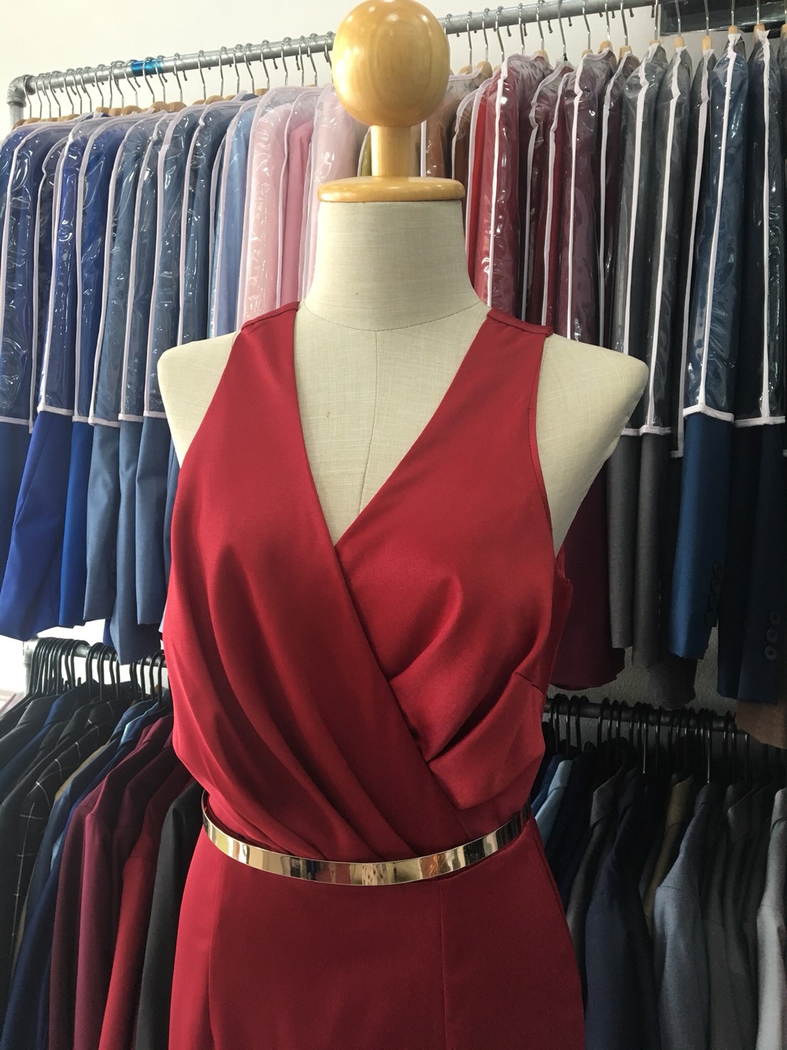 (PRE-LOVED) ราตรียาวสีแดงแขนกุดคอวี (M)