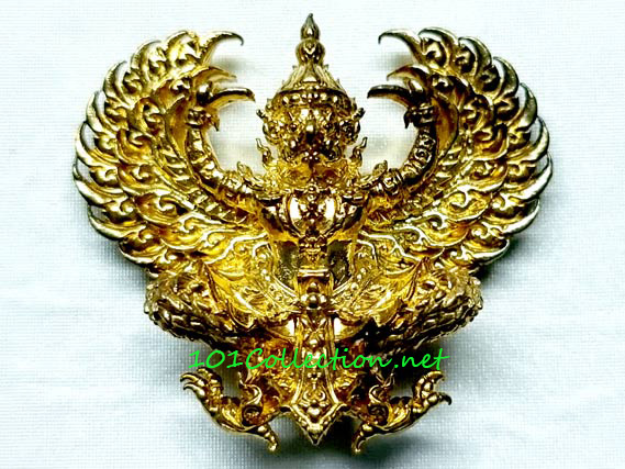 พญาครุฑ รุ่นรวยหมื่นล้าน หลวงพ่อพัฒน์ วัดห้วยด้วน นครสวรรค์ พิมพ์ใหญ่ (ขนาด 4x3.5 ซม.) เนื้อทองทิพย์ ปี ๒๕๖๓ โค๊ดเลข ๓๓๔ กล่องเดิม