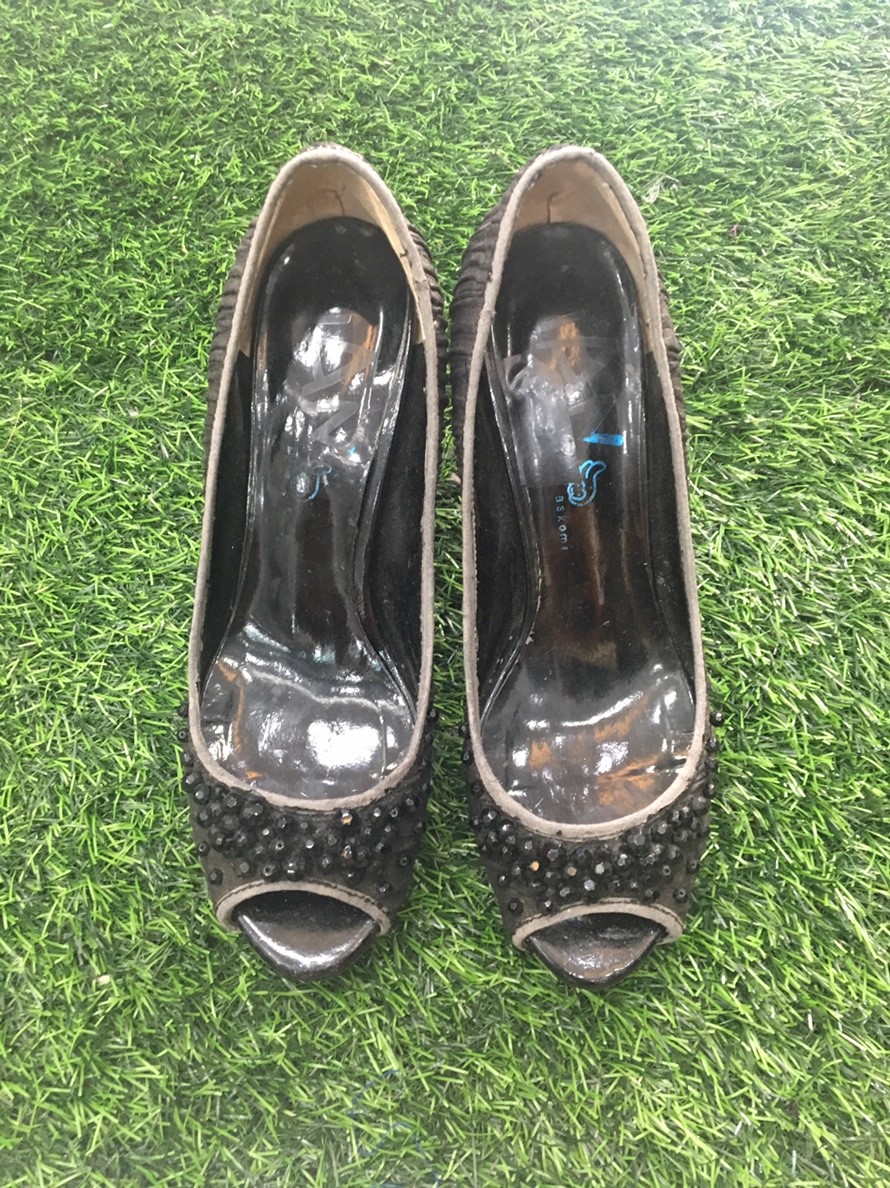 รองเท้าสีดำ 37.5