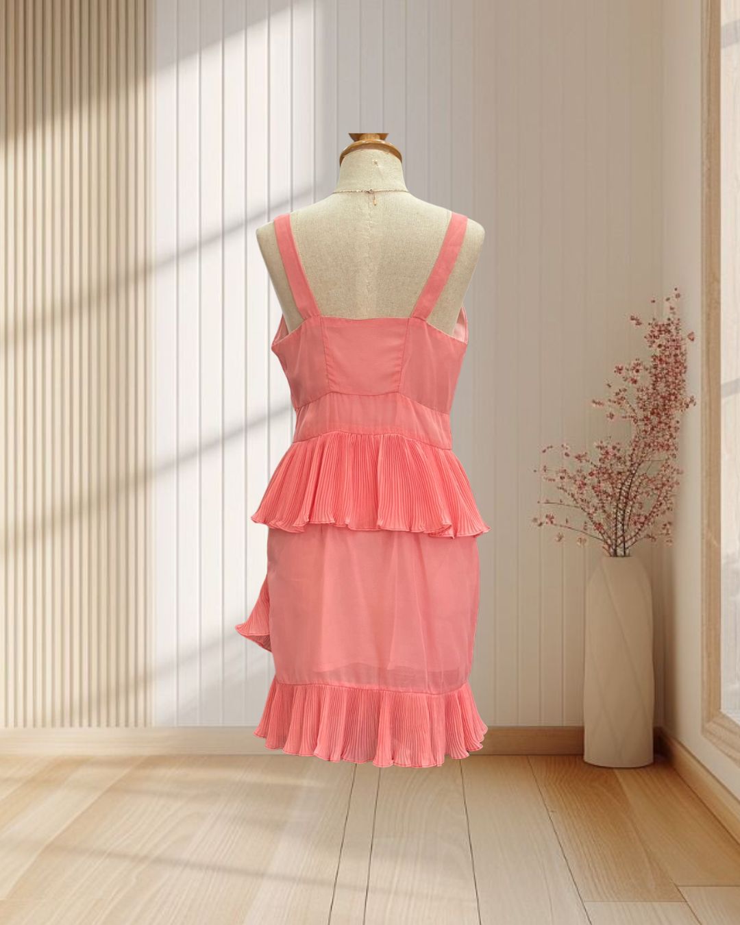 (PRE-LOVED) เดรสสั้นสีชมพู สายเดี่ยวใหญ่ กระโปรงระบายเป็นชั้น ๆ ไซส์ M