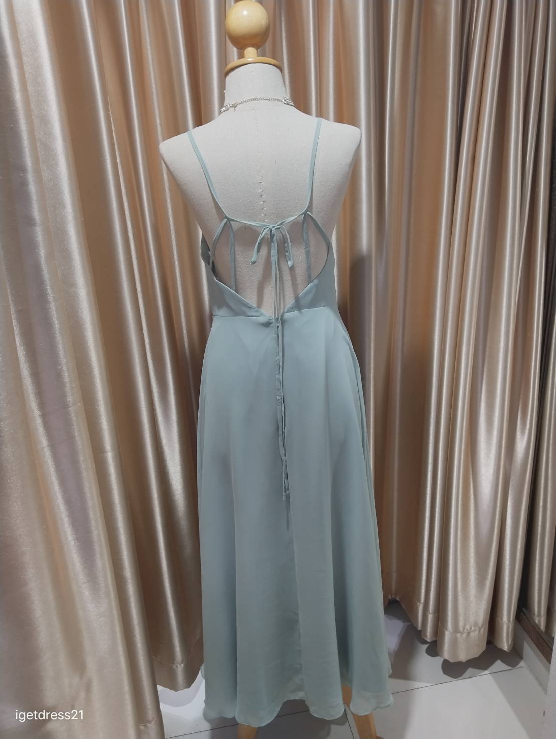 (PRE-LOVED) ชุดราตรียาวสายเดี่ยวผูกหลังกระโปรงบานM