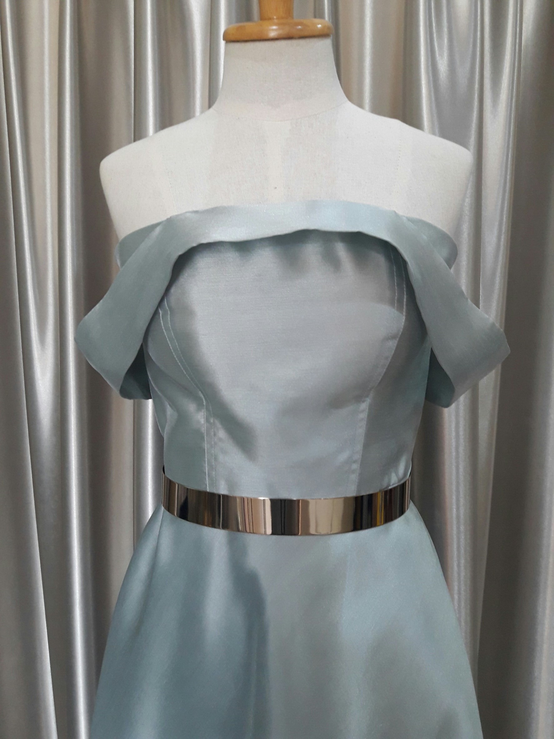 (PRE-LOVED) ชุดราตรียาวสีเขียวมิ้นปาดไหล่ (L)