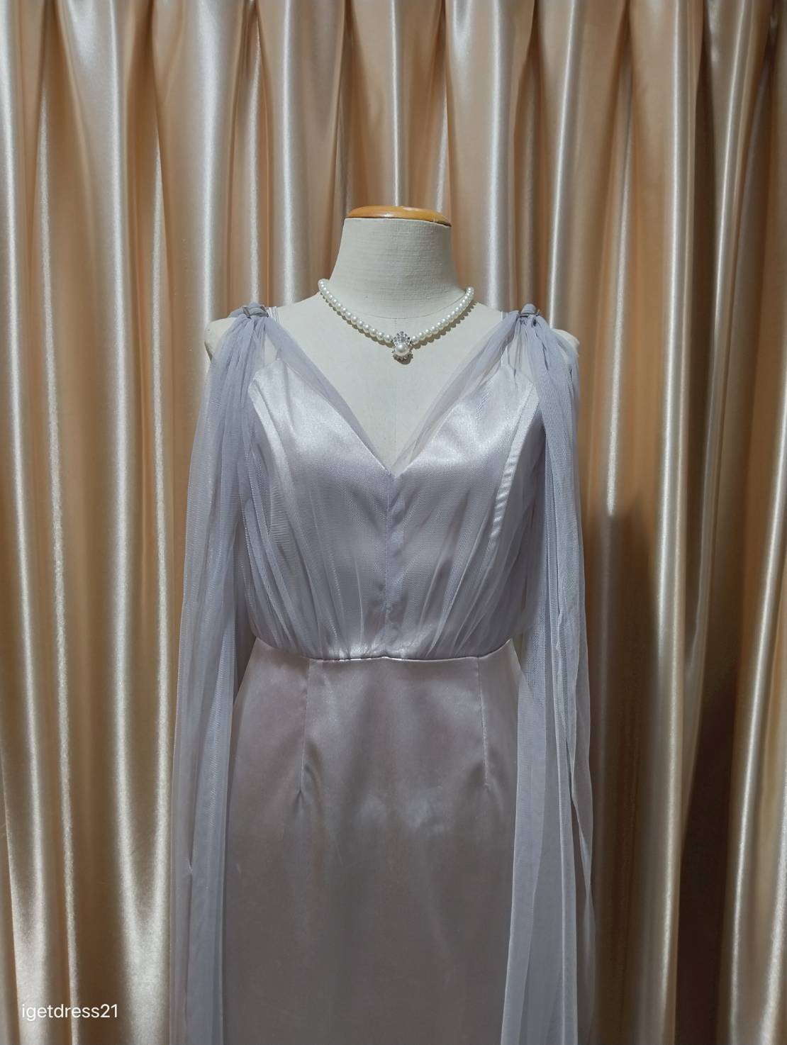 (PRE-LOVED) ชุดราตรีสั้นสีเทา บ่ามุ้ง2ข้างกระโปรงเข้ารูป(S)