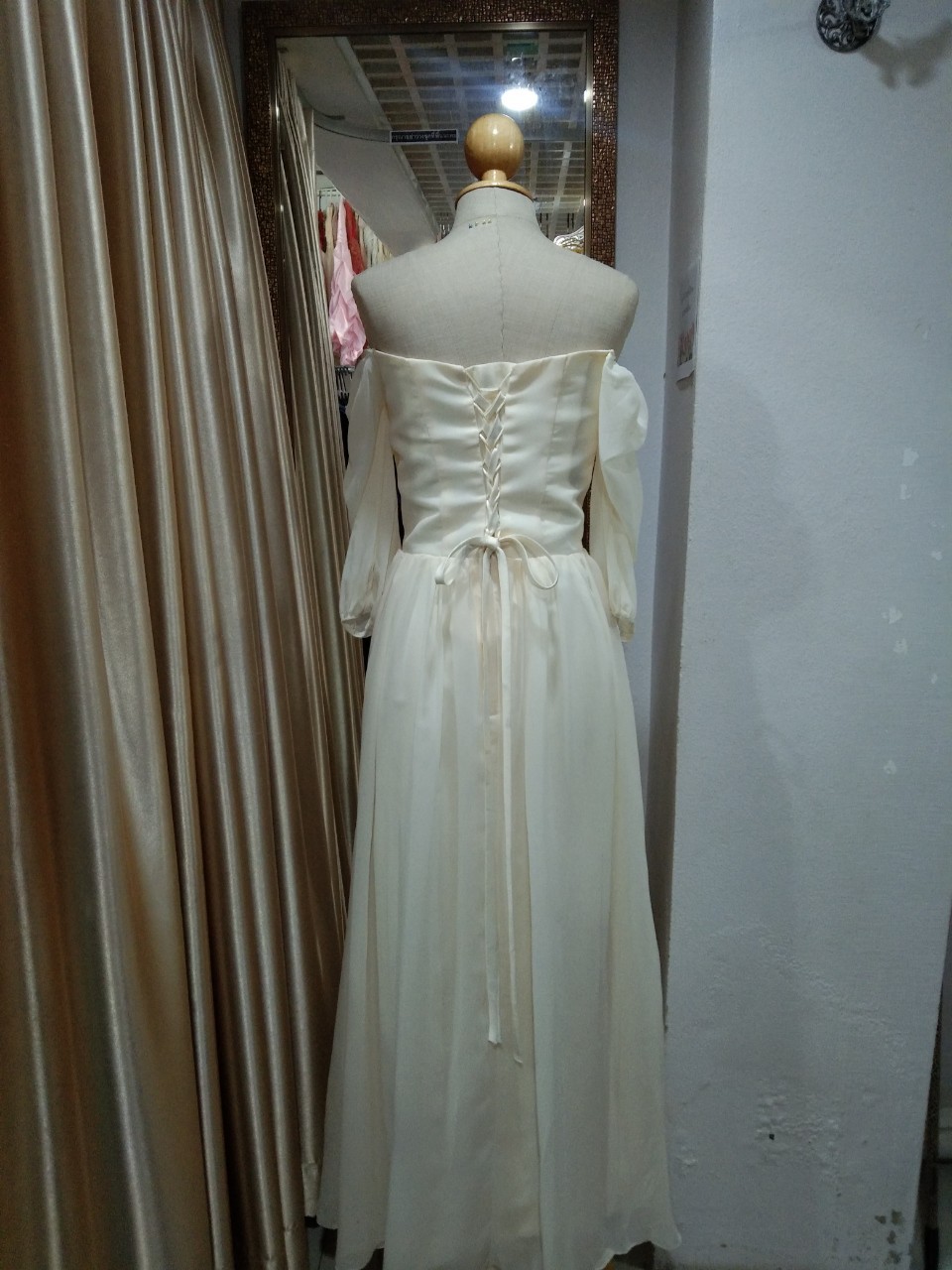 (PRE-LOVED) ราตรียาวสีครีมเปิดบ่า (S) มือ2