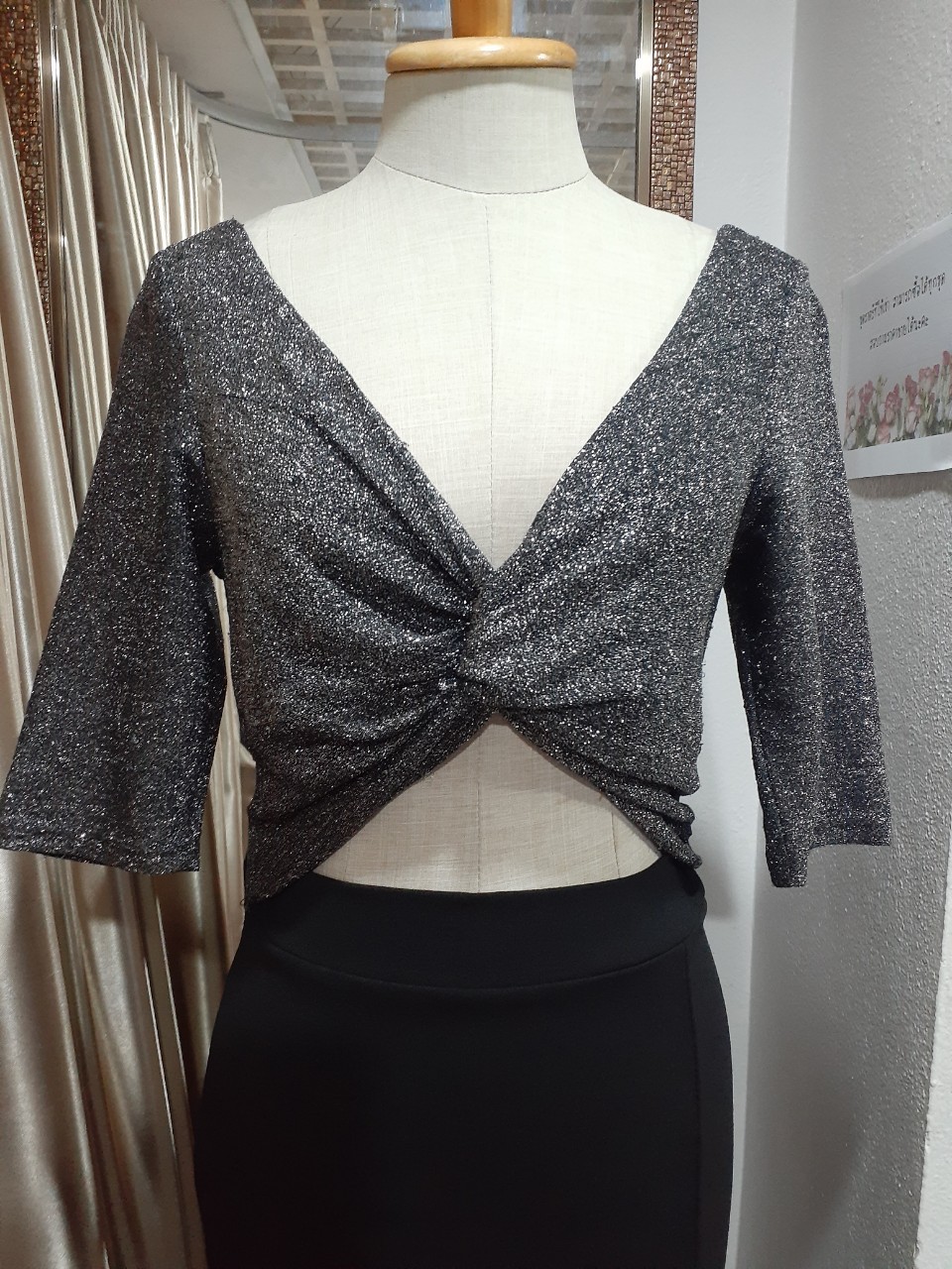 (PRE-LOVED) ชุดราตรียาวสีดำมีแขนเว้าเอวผ้าวิ้ง (S) มือ2