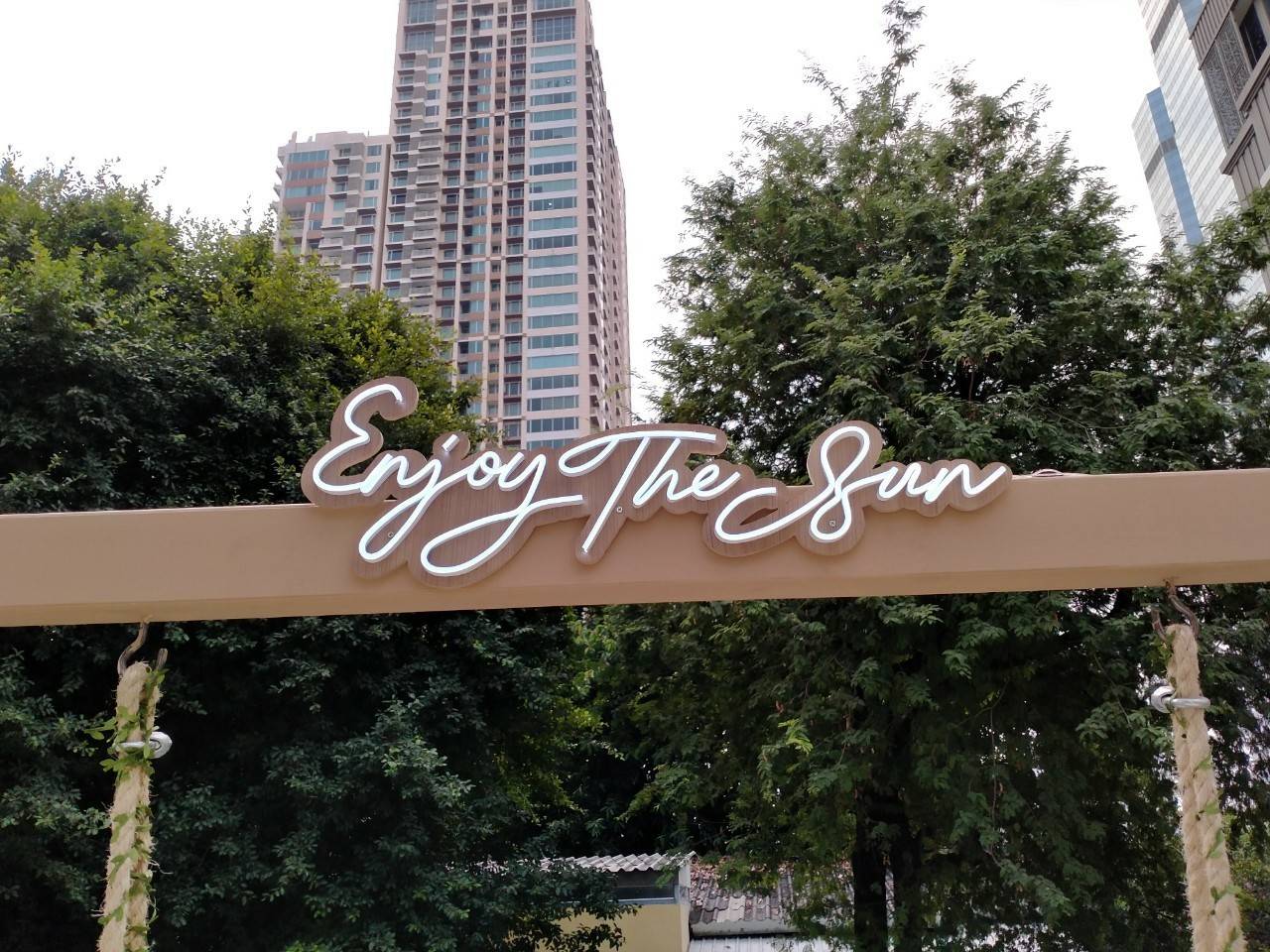 ป้ายไฟนีออนดัด ภาษาอังกฤษ ติดบนแผ่นไม้ - Enjoy The Sun