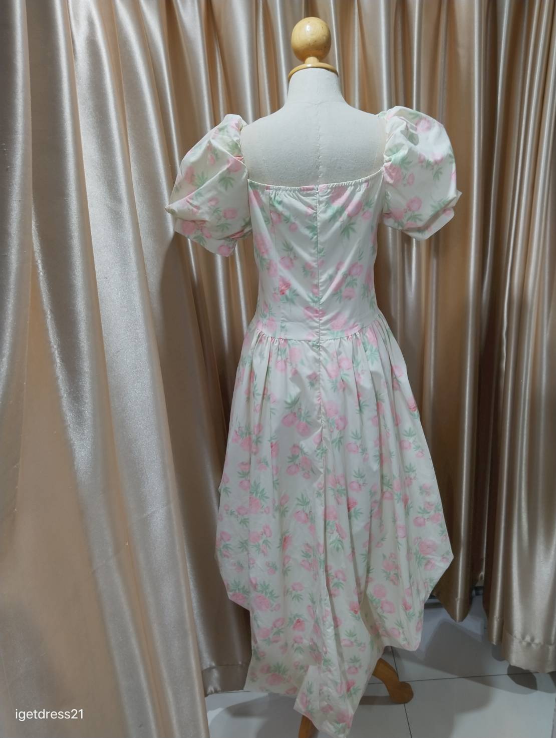 ชุดเดรสหน้าสั้นหลังยาวลายดอกแขนตุ๊กตา M