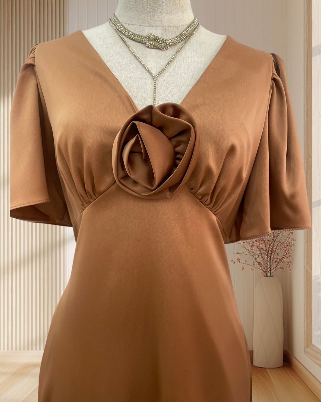 (PRE-LOVED) ราตรียาว สีน้ำตาลทรงยอดฮิต+ เข็มกลัดดอกไม่ตรงหน้าอก ไซส์ XL