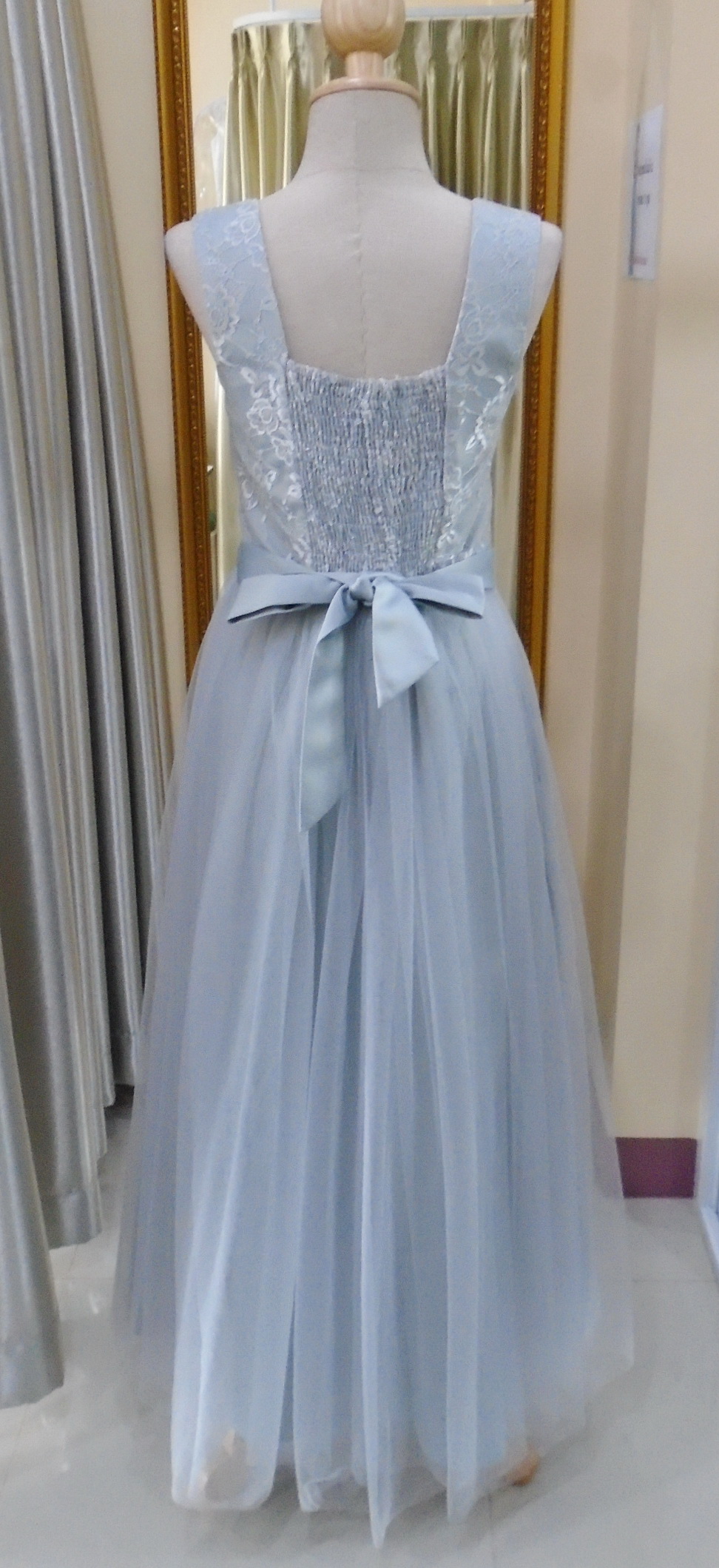 (PRE-LOVED) เทา ยาว มุ้ง ปักดอกไม้ละเอียดยาว(ฟรีไซส์)