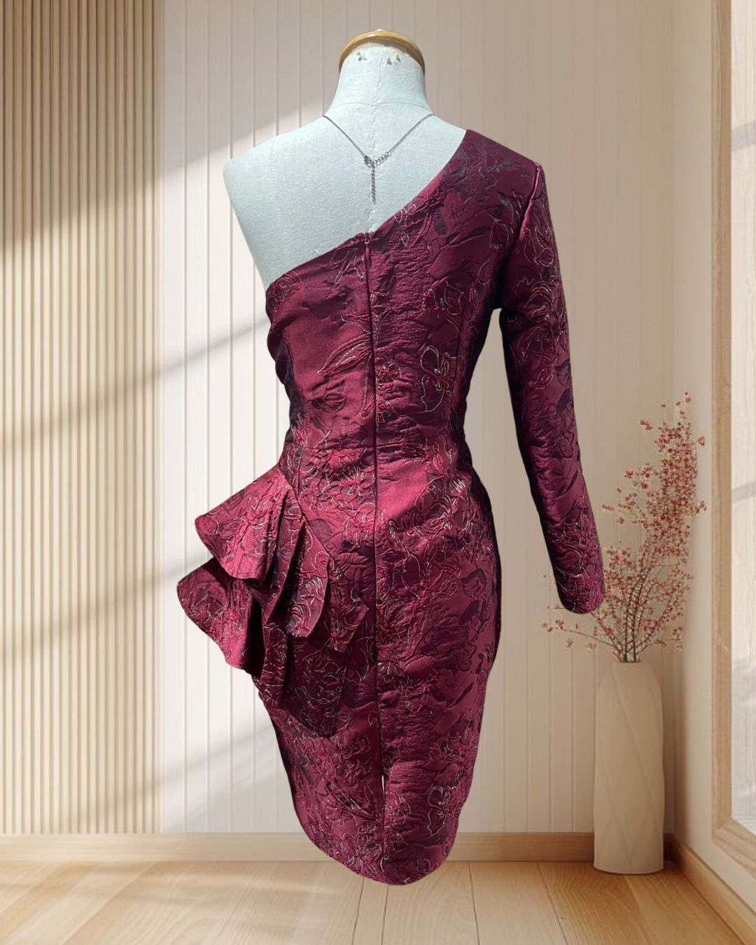 (PRE-LOVED) ชุดราตรีสั้นวินเทจผ้าพิมพ์นูนปักเลื่อมทองเหลือบมุกสีเเดง (M)