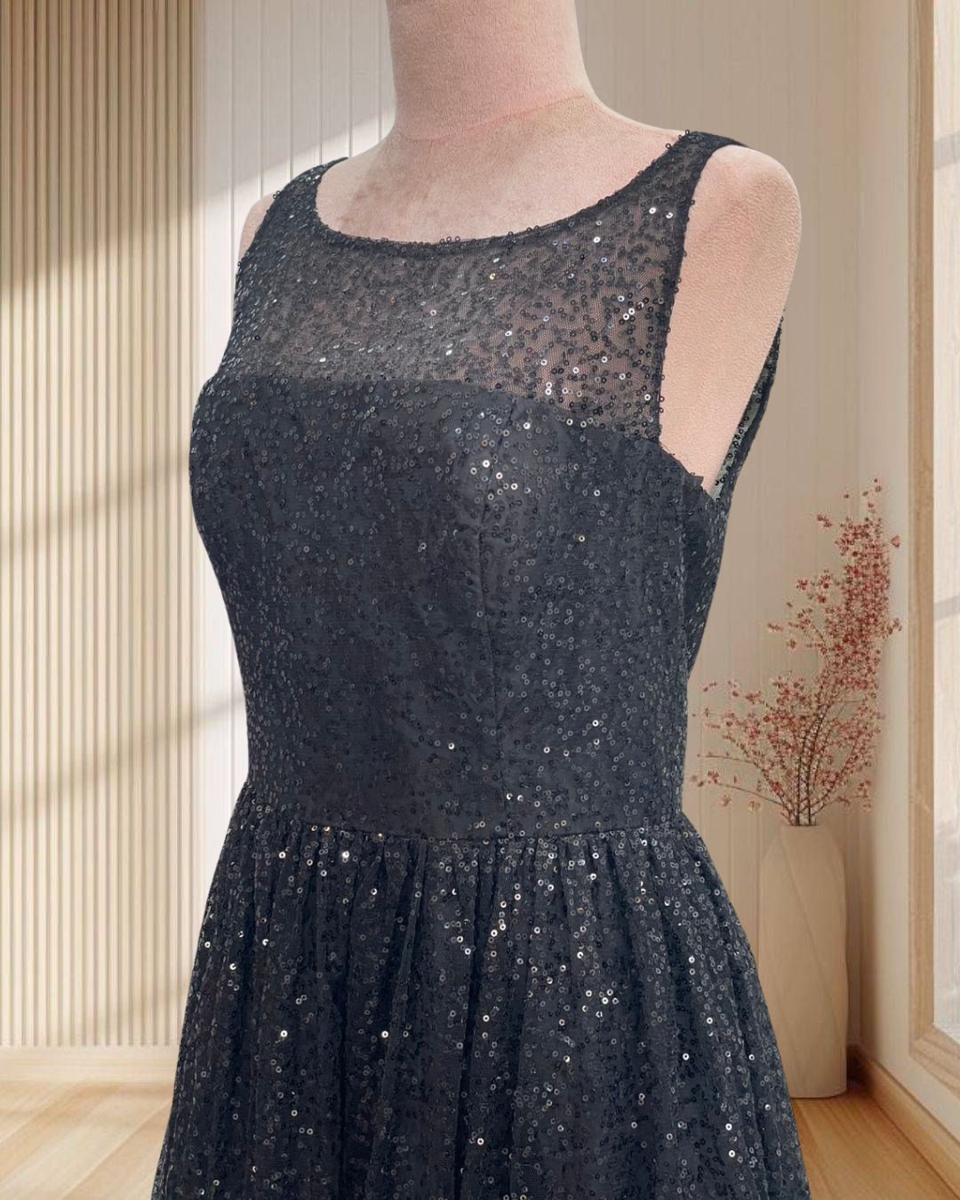 (PRE-LOVED) ราตรีสั้นสีดำ ปักเลื่อม แขนกุดผ้าซีทรู กระโปรงบาน ไซส์ M