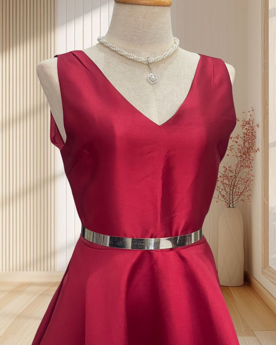 (PRE-LOVED) ราตรีสั้นสีแดง แขนกุด ผ้าไหมเทียม กระโปรงบาน ไซส์ S