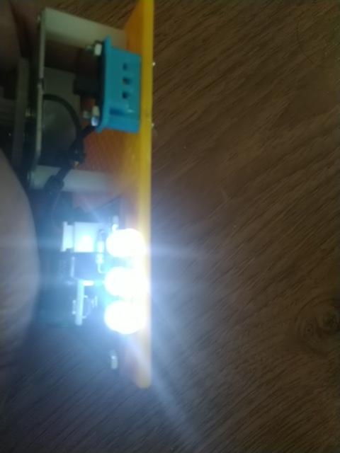 ไฟฉายมือหมุนพร้อมระบบเก็บพลังงาน