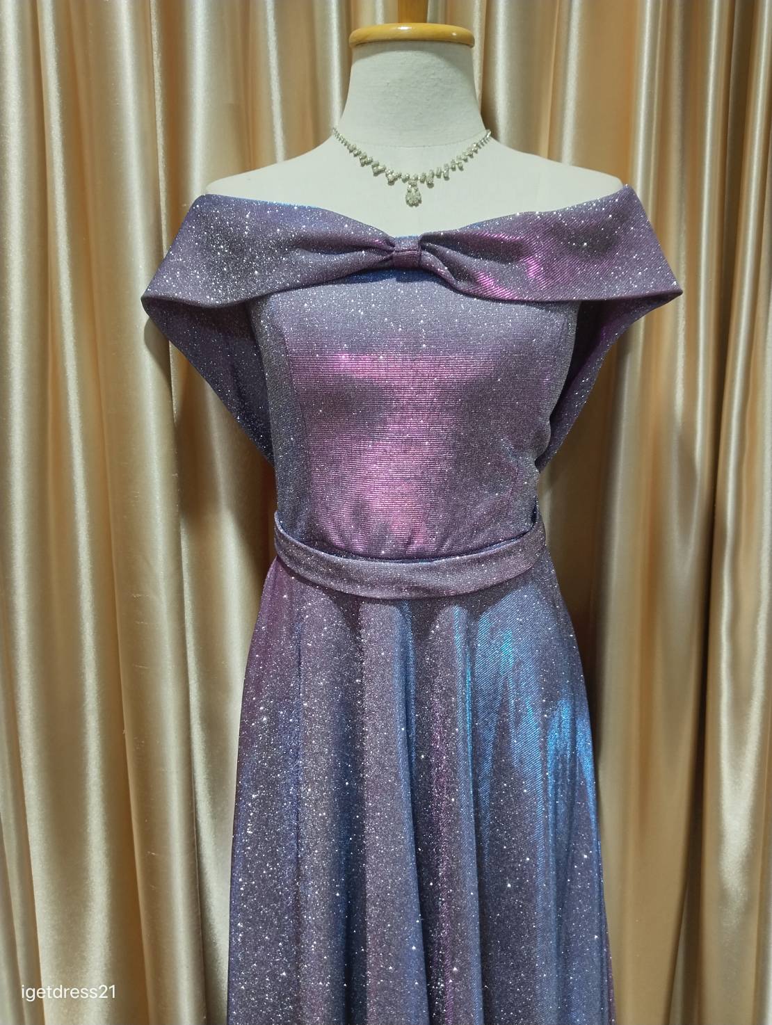 (PRE-LOVED) ราตรียาวกลิตเตอร์ปาดไหล่สม็อคหลัง F มือ2