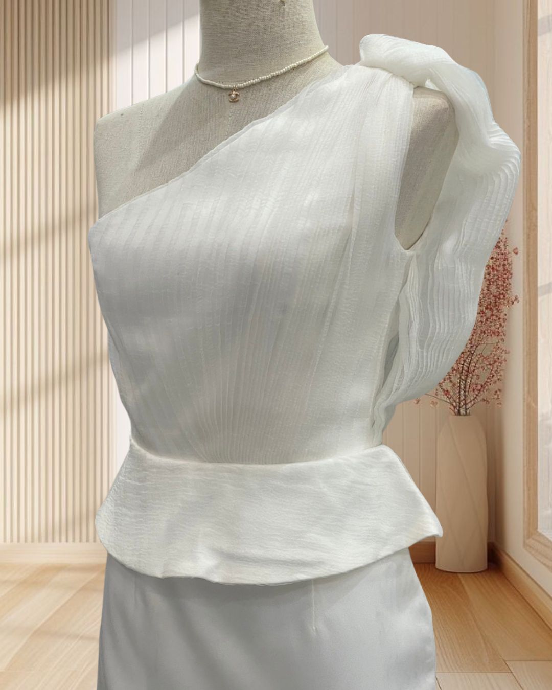 ( PRE-LOVED ) ราตีสั้นสีขาว บ่าเฉียงผ้าฟูก กระโปรงทรงสอบ ไซส์ S