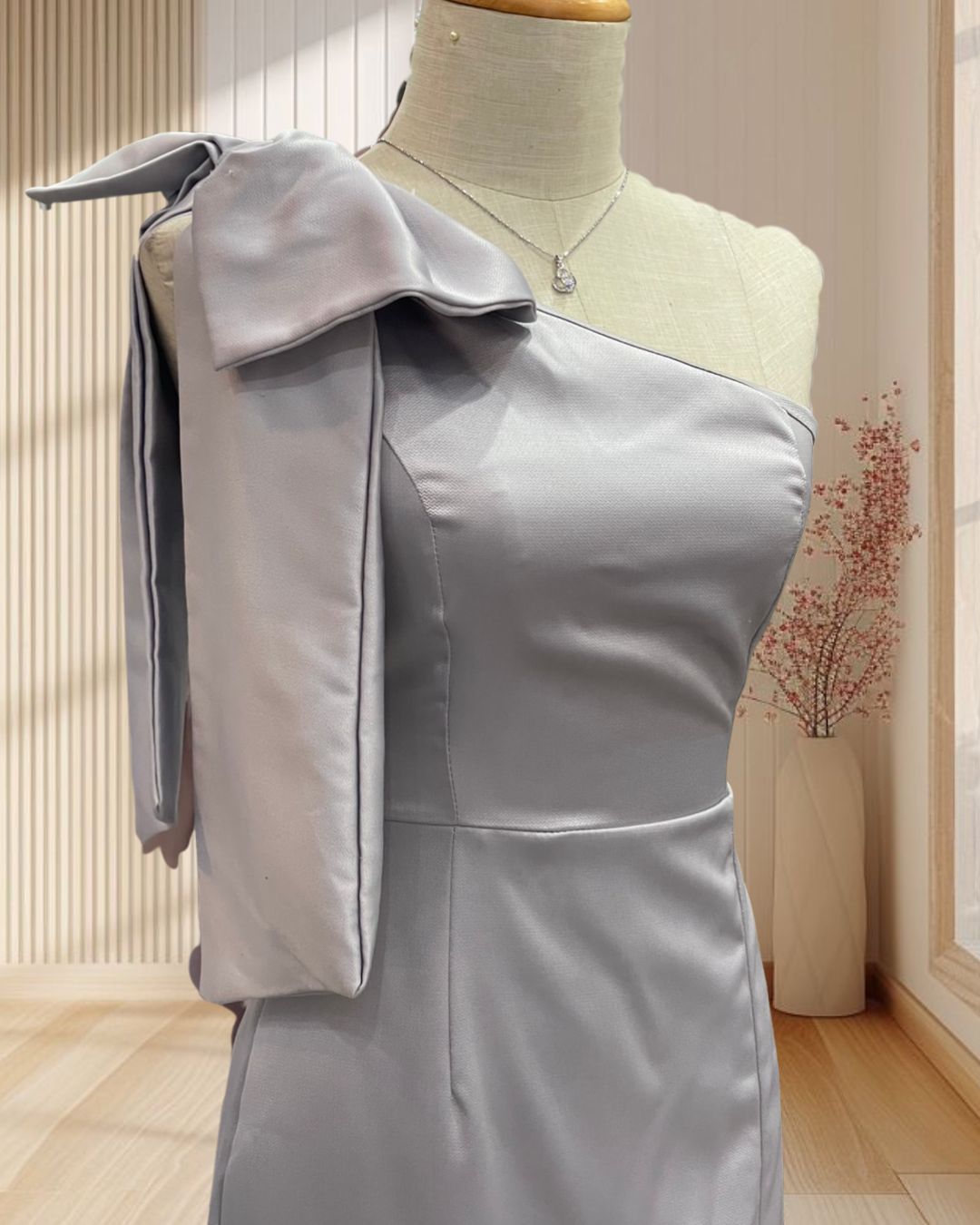 ราตรีสั้นสีเทา บ่าเฉียงแต่งโบว์ที่ไหล่ ไซส์ S