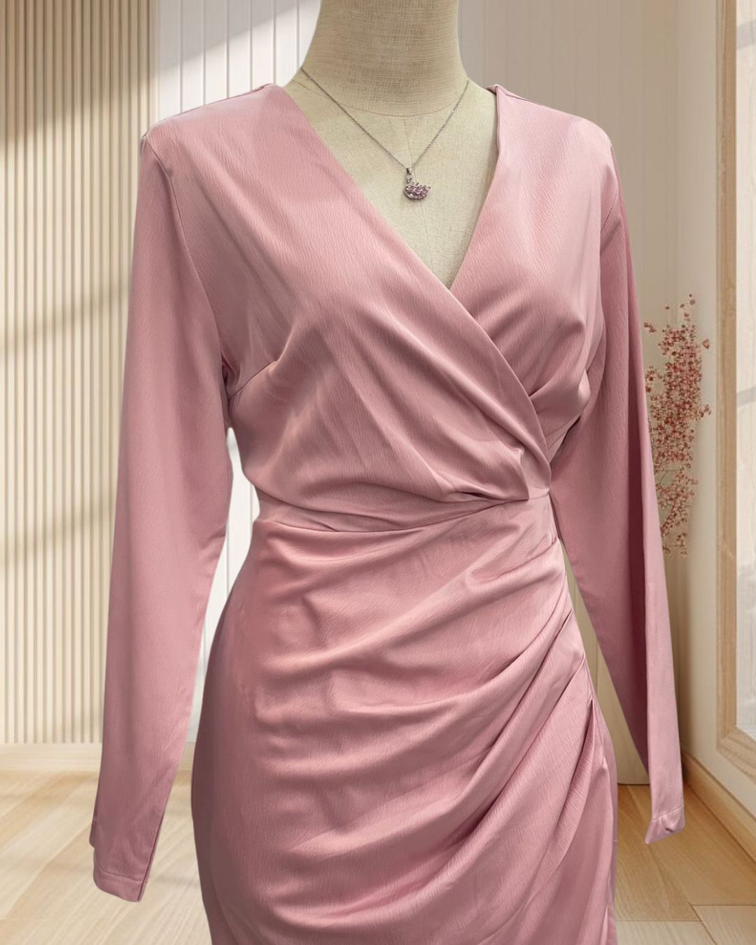 (PRE-LOVED) ราตรีสั้นสีชมพู แขนยาว คอวี แต่งจีบข้างสะโพก ไซส์ L