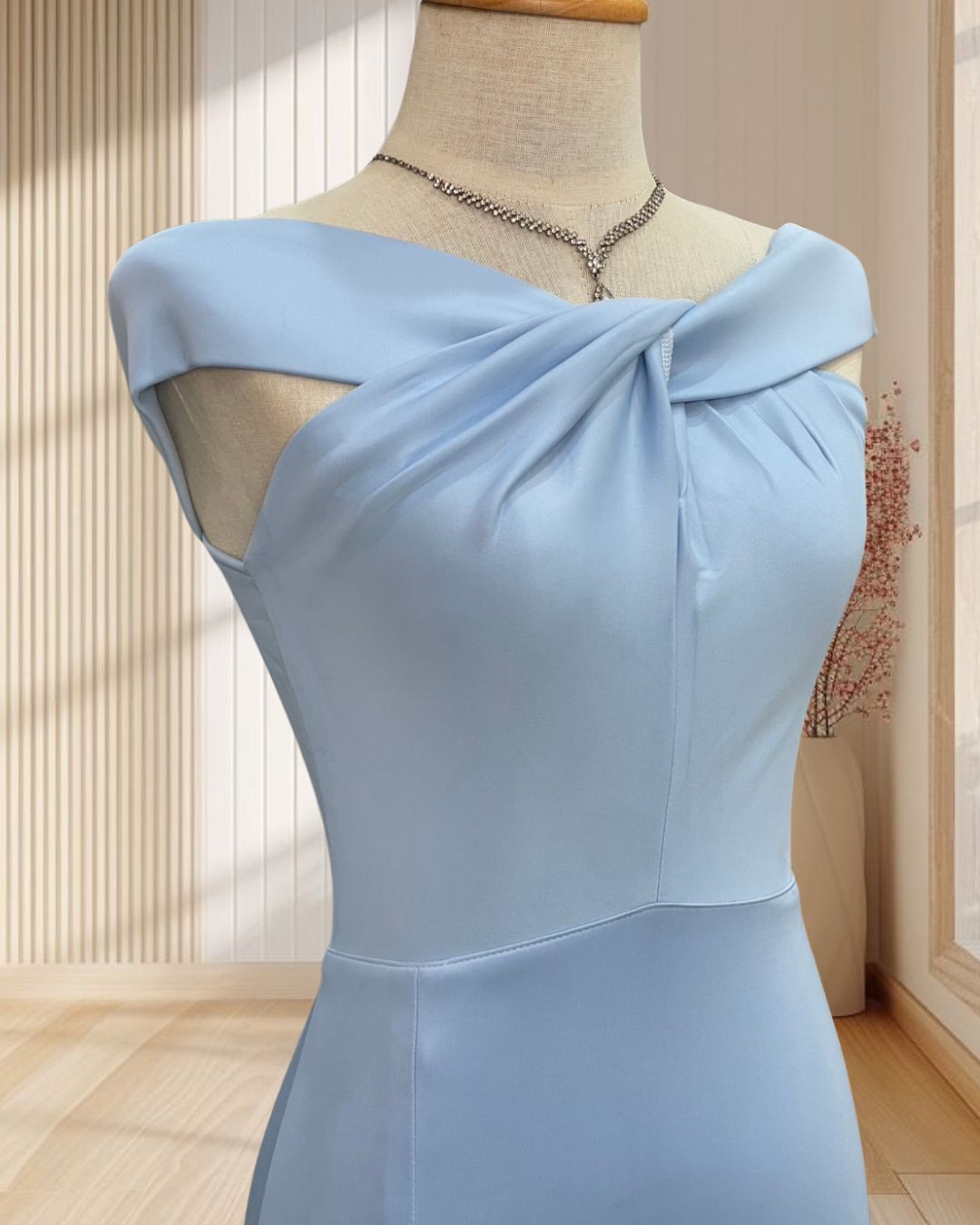 (PRE-LOVED) ราตรียาวสีฟ้า ปาดไหล่ สายไขว้หน้า ผ้ารัดรูป ไซส์ S