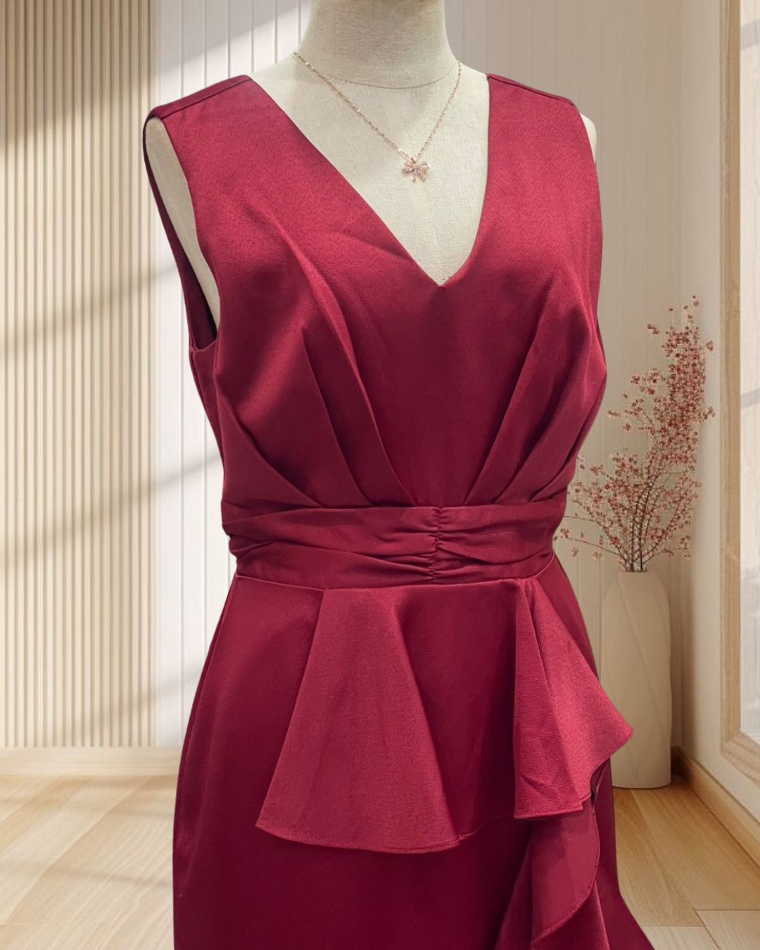 (PRE-LOVED) ราตรีสั้นสีแดง แขนกุดคอวี แต่งระบายหน้า ผ้าเงา ไซส์ S