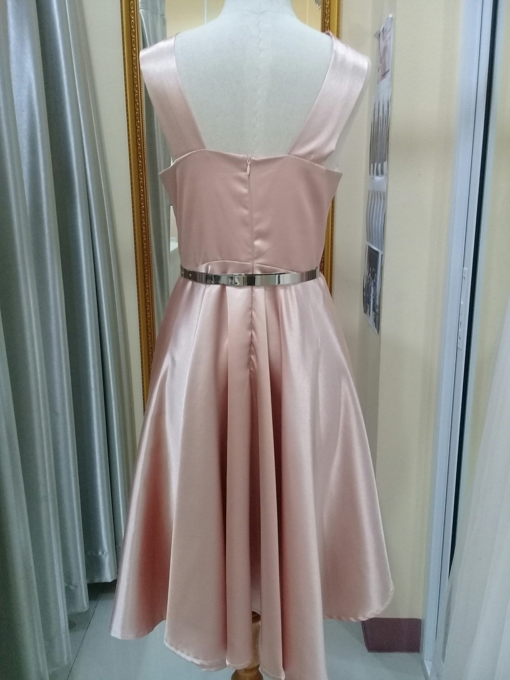 (PRE-LOVED) ชุดราตรีสั้นอกไขว้ช่วงบนเข้ารูปกระโปรงบานซิปหลังสีส้ม (M) มือ2