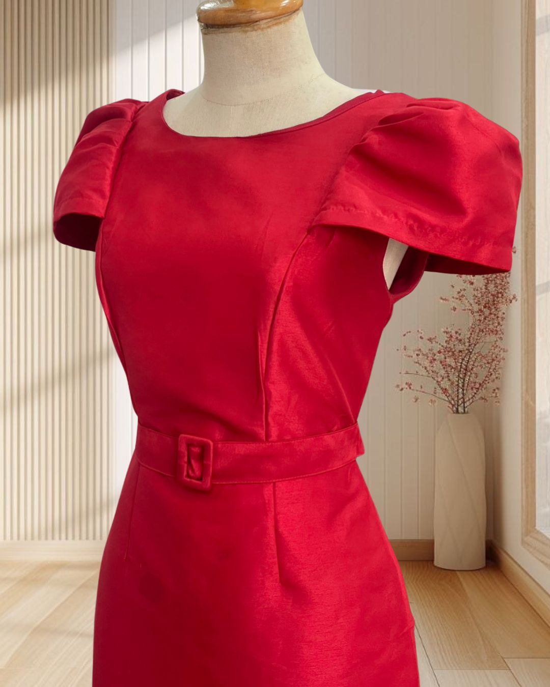 (PRE-LOVED)ราตรีสั้นสีแดง ผ้าไหมเทียม แขนพอง แต่งเข็มขัด ไซส์ M