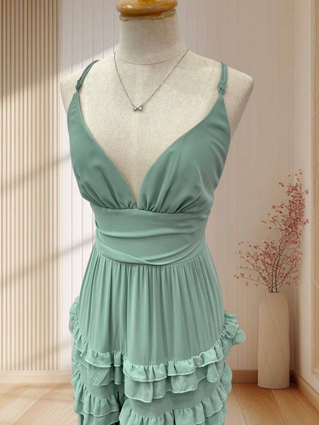 (PRE-LOVED) ราตรียาวสายเดี่ยวสีเขียวมัทฉะ แต่งกระโปรงระบายชั้นๆ คิกขุอาโนเนะ แต่ก็ติดเซ็กซี่ ไซส์ M