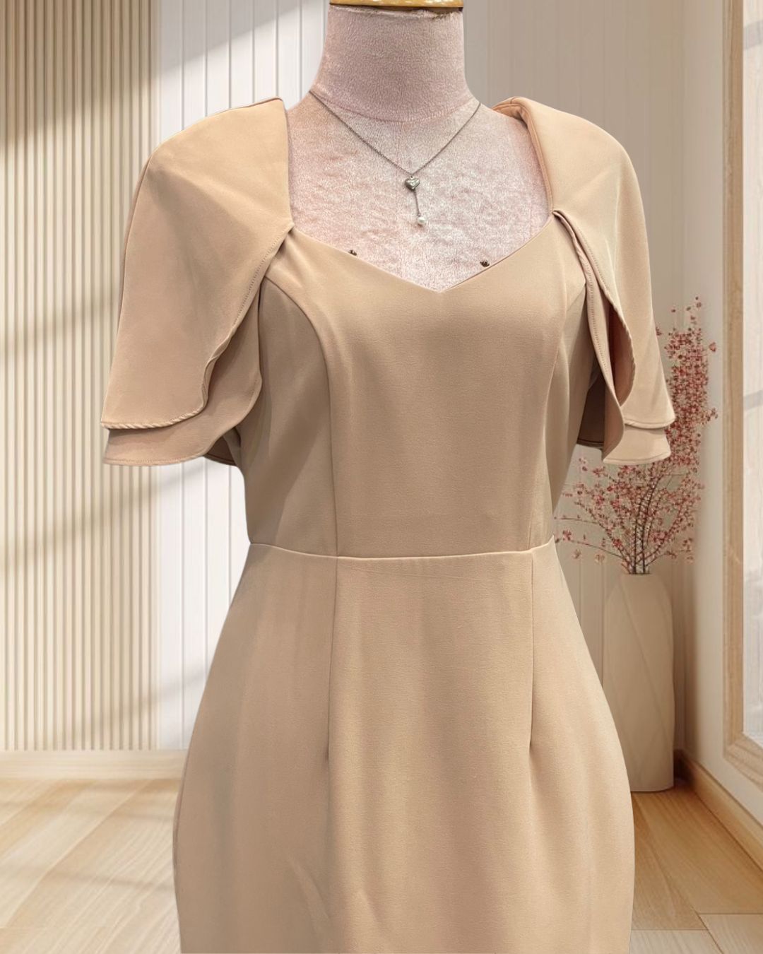 (PRE-LOVED) ราตรีสั้นสีครีม ผ้าโคโค่แขน2ชั้นระบายย้วยเรียบ ไซส์ L