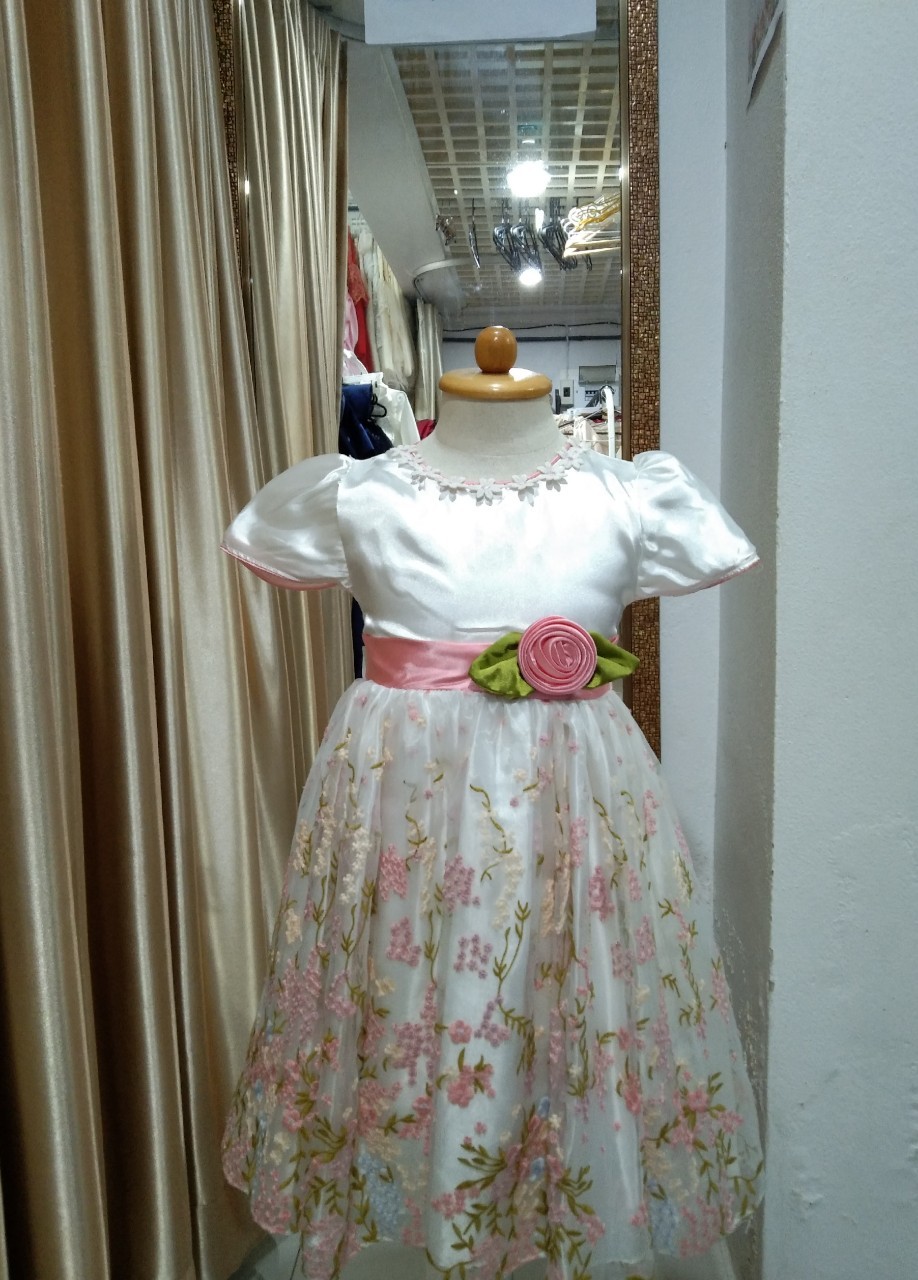 ชุดราตรีสีขาวลายดอกไม้สีชมพู Size 5 ขวบ