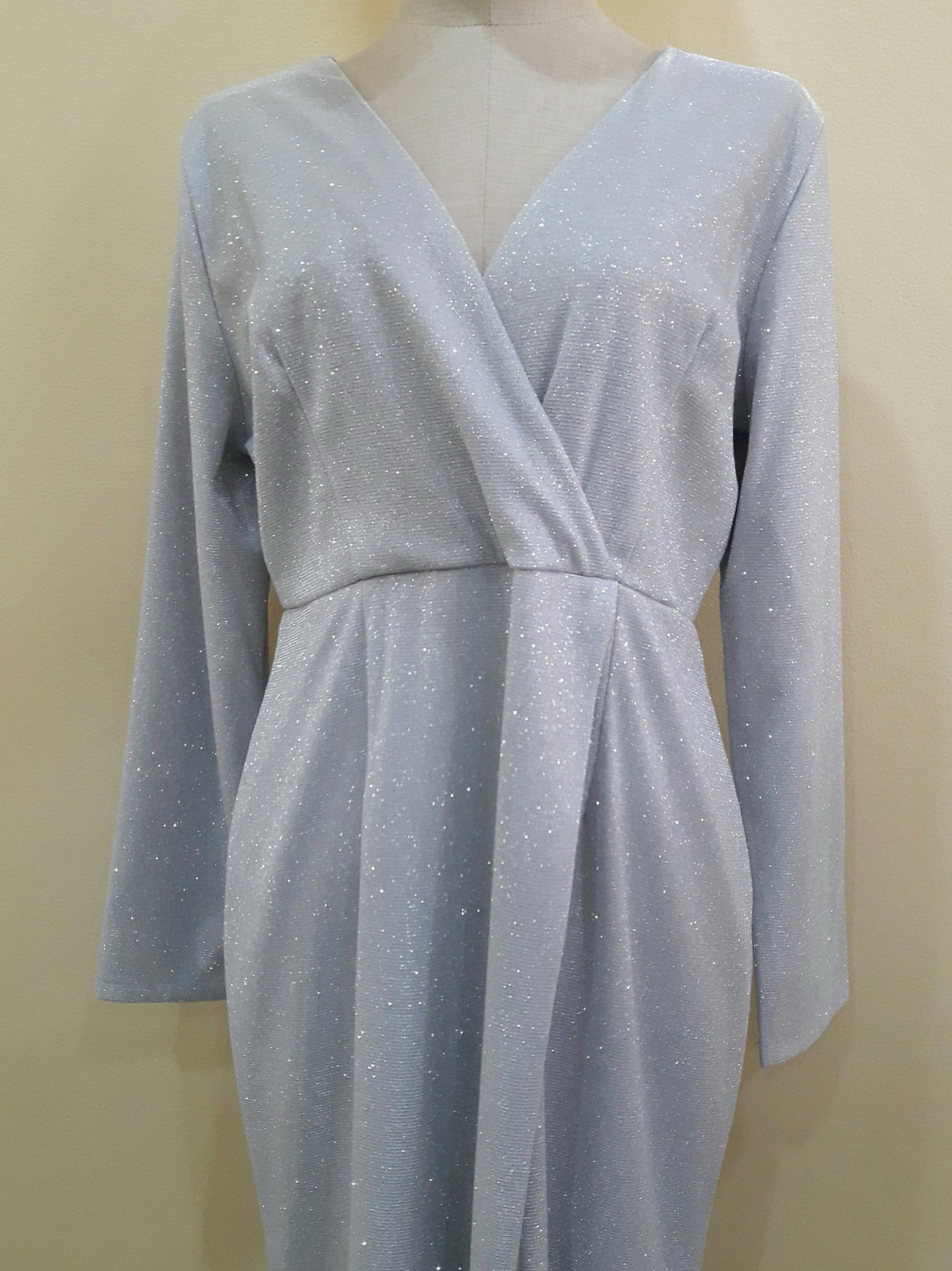 (PRE-LOVED) ชุดราตรียาวสีเงินแขนยาวผ้าgliter (Size : XL)