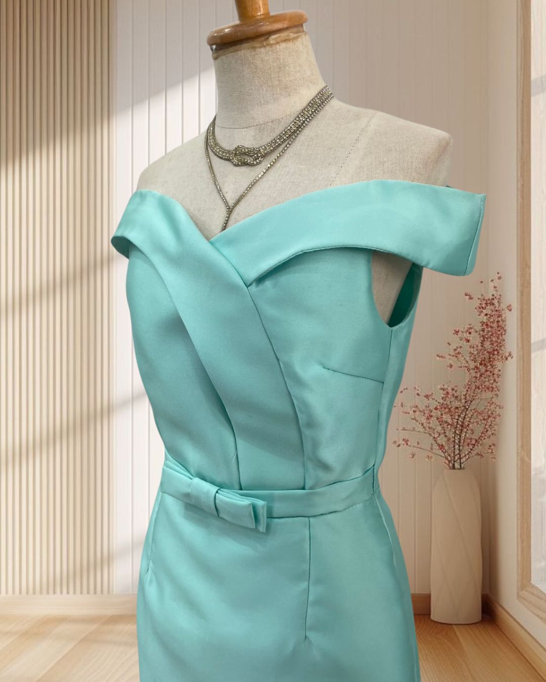 (PRE-LOVED) ราตรีสั้นสีเขียวมิ้นท์ ผ้าไหมเทียม แต่งโบว์ตรงเอว แบบราชนิกูล ไซส์ S