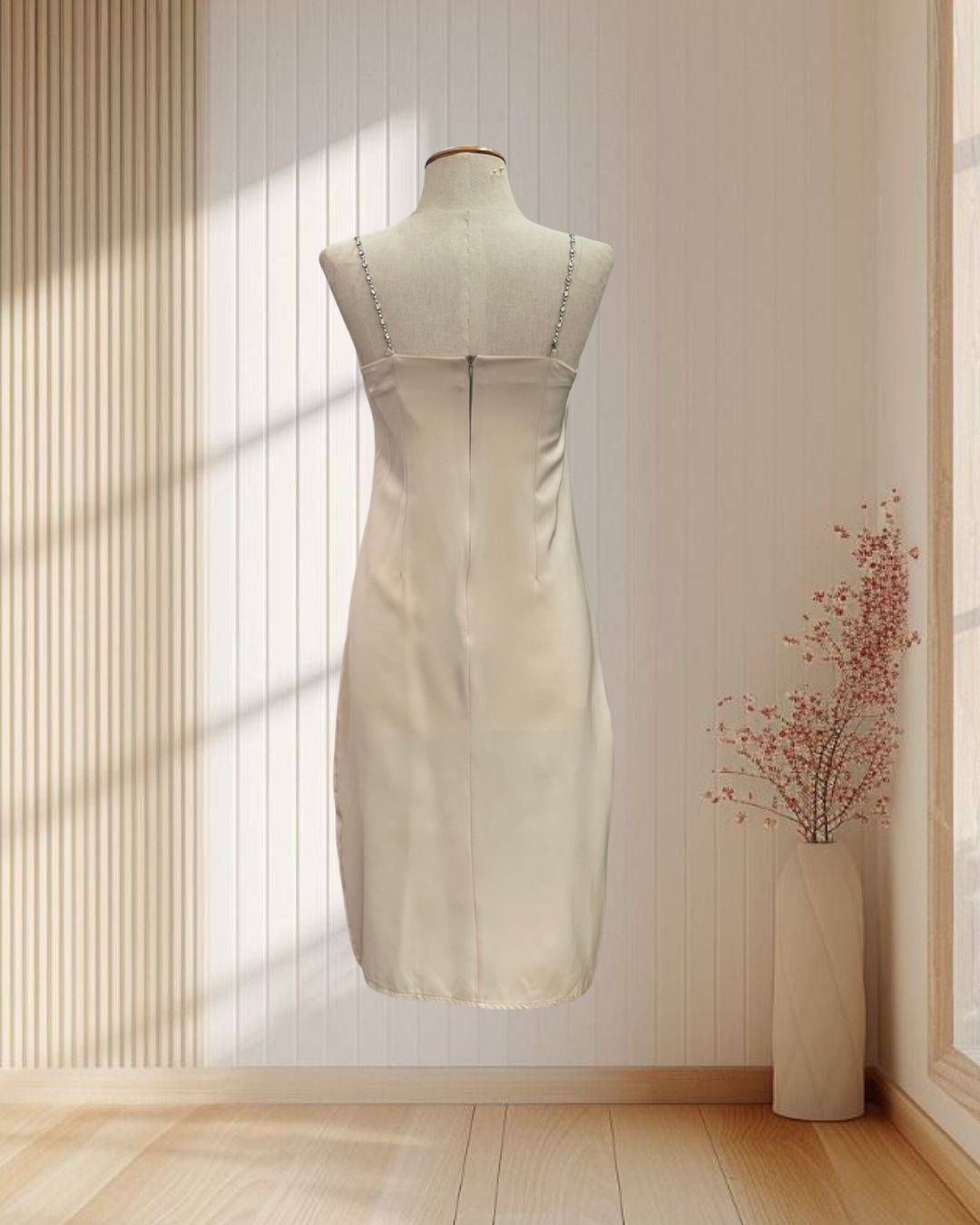 (PRE-LOVED) ราตรีสั้นสีครีม สายเพรช แต่งอก ไซส์ S