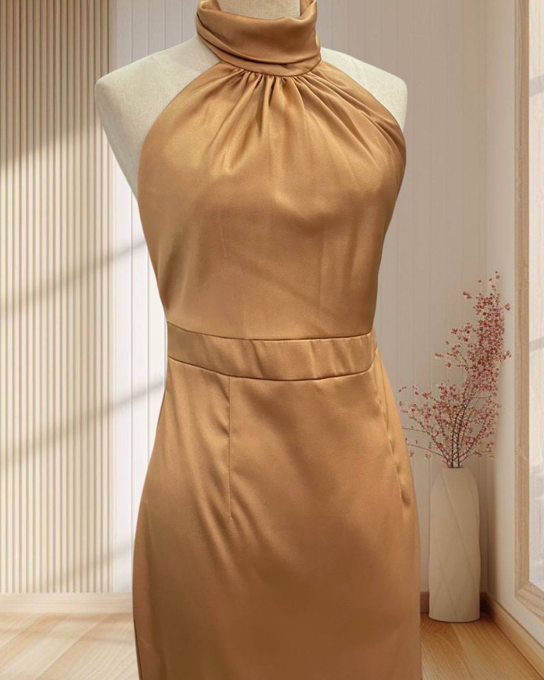 (PRE-LOVED) ราตรีสั้นสีทอง คอปีน โชว์หลัง กระโปรงบาน ไซส์ M