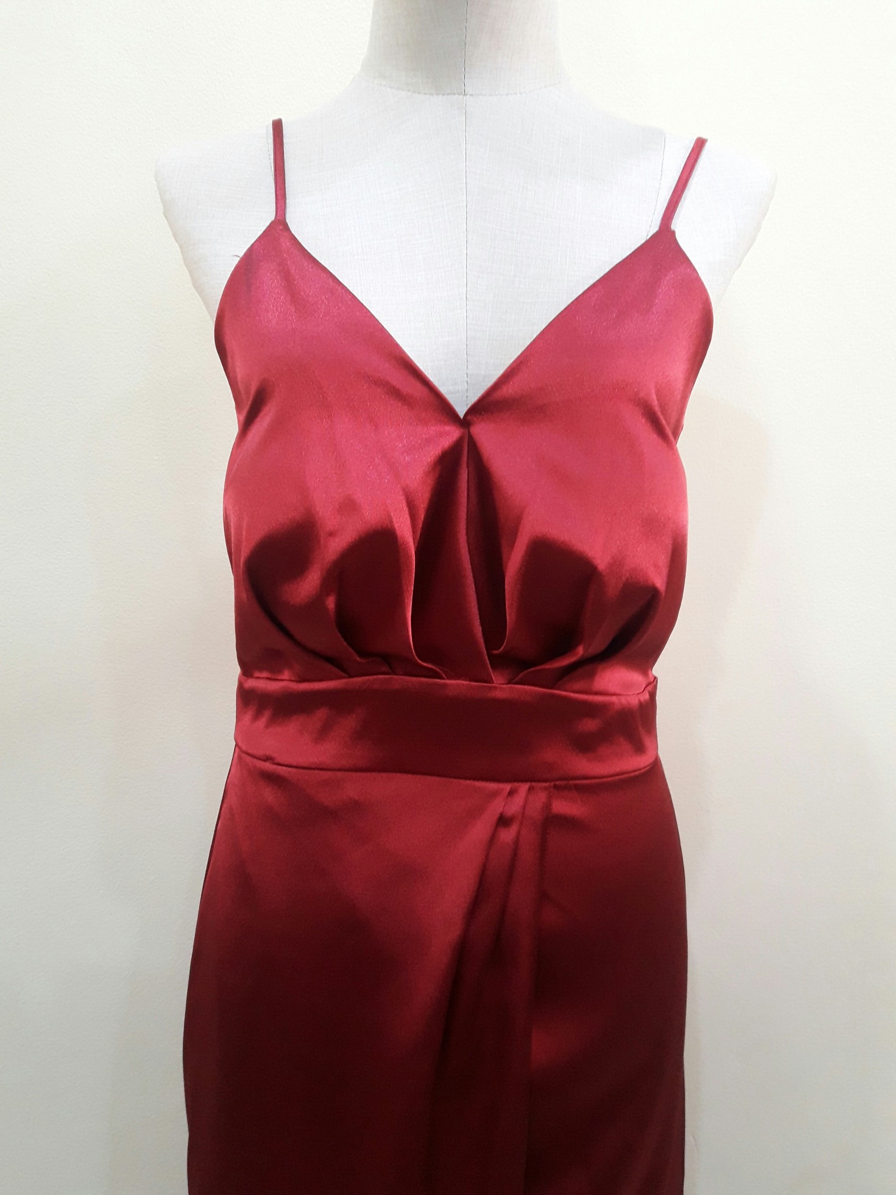 (PRE-LOVED) ชุดราตรียาวสีเเดงสายเดี่ยวคอวีกระโปรงผ่าหน้า (Size : M)