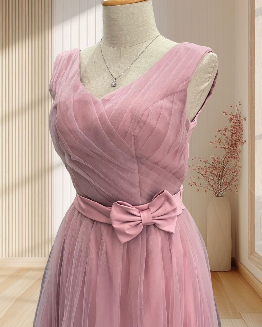 ราตรีสั้นสีชมพู ผ้ามุ้ง แขนกุด กระโปรงบาน แต่งโว์ที่เอว งานสานหลัง ไซส์ S