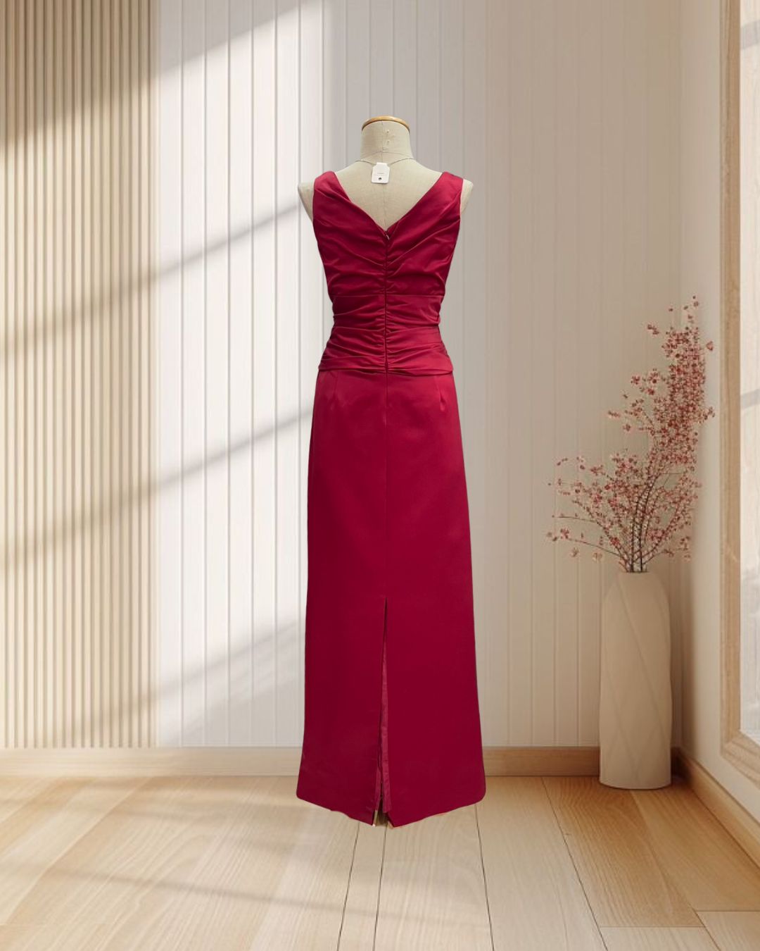 ราตรียาวสีแดง แขนกุด คอวีแหวกลึก หน้า-หลัง ผ้าอย่างดี ไซส์ L