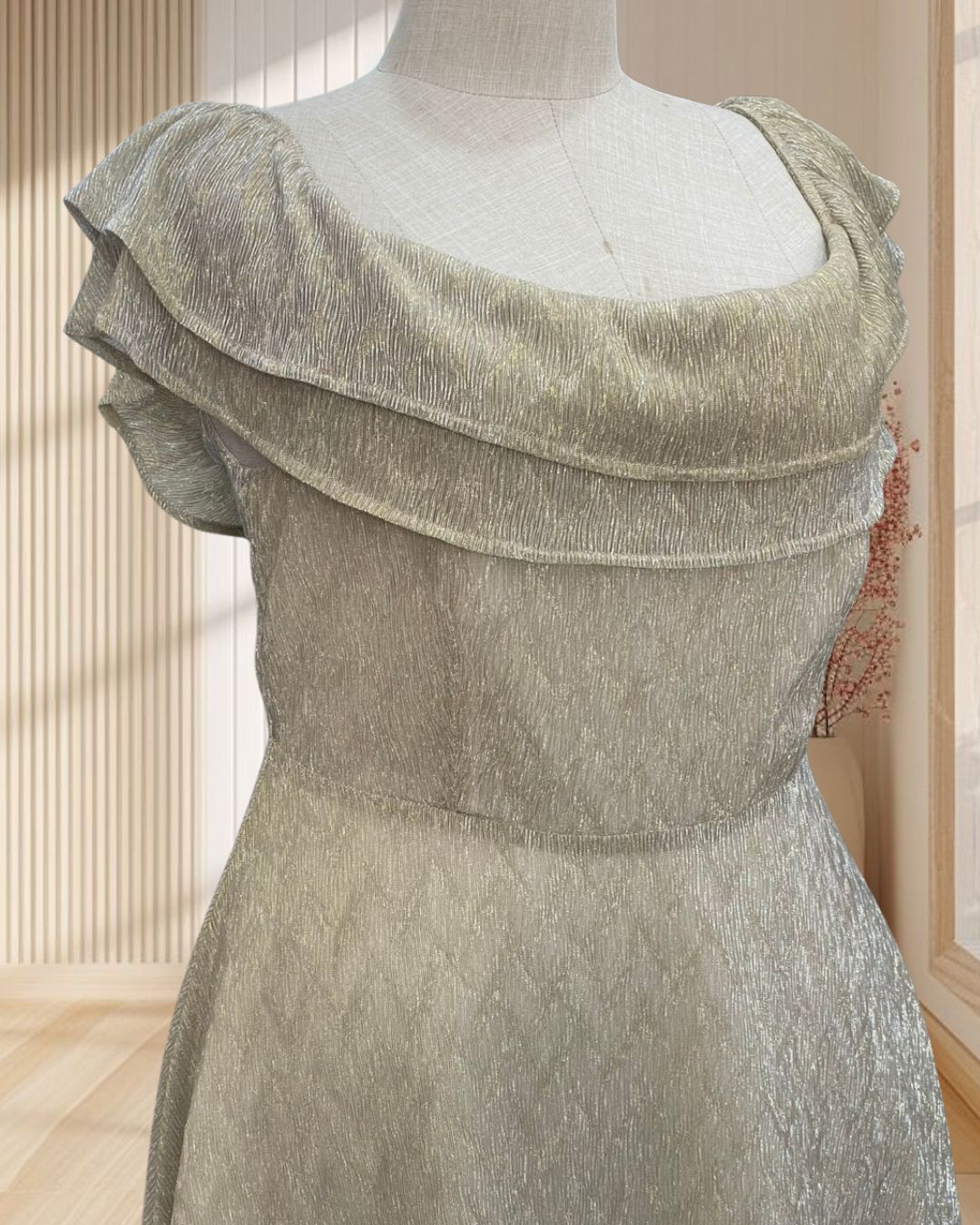 (PRE-LOVED) ราตรีสั้นสีทองเปิดบ่าอกระบาย2ชั้นผ้า silk gliter ไซส์ 2XL