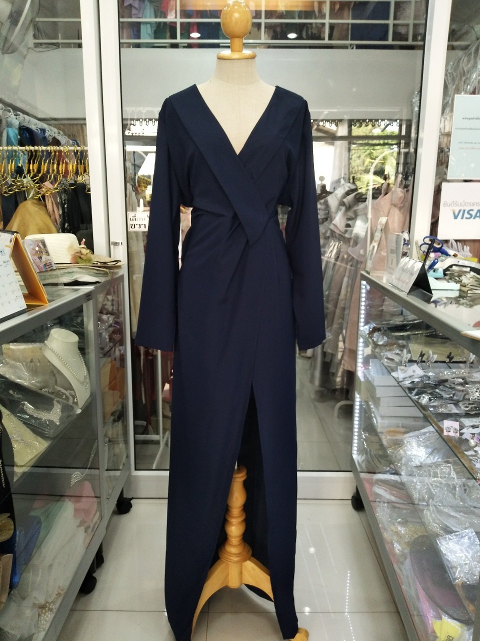 (PRE-LOVED) ราตรียาวสีกรมแขนยาวระบายกระโปรงตรงแหวกหน้า (3XL)