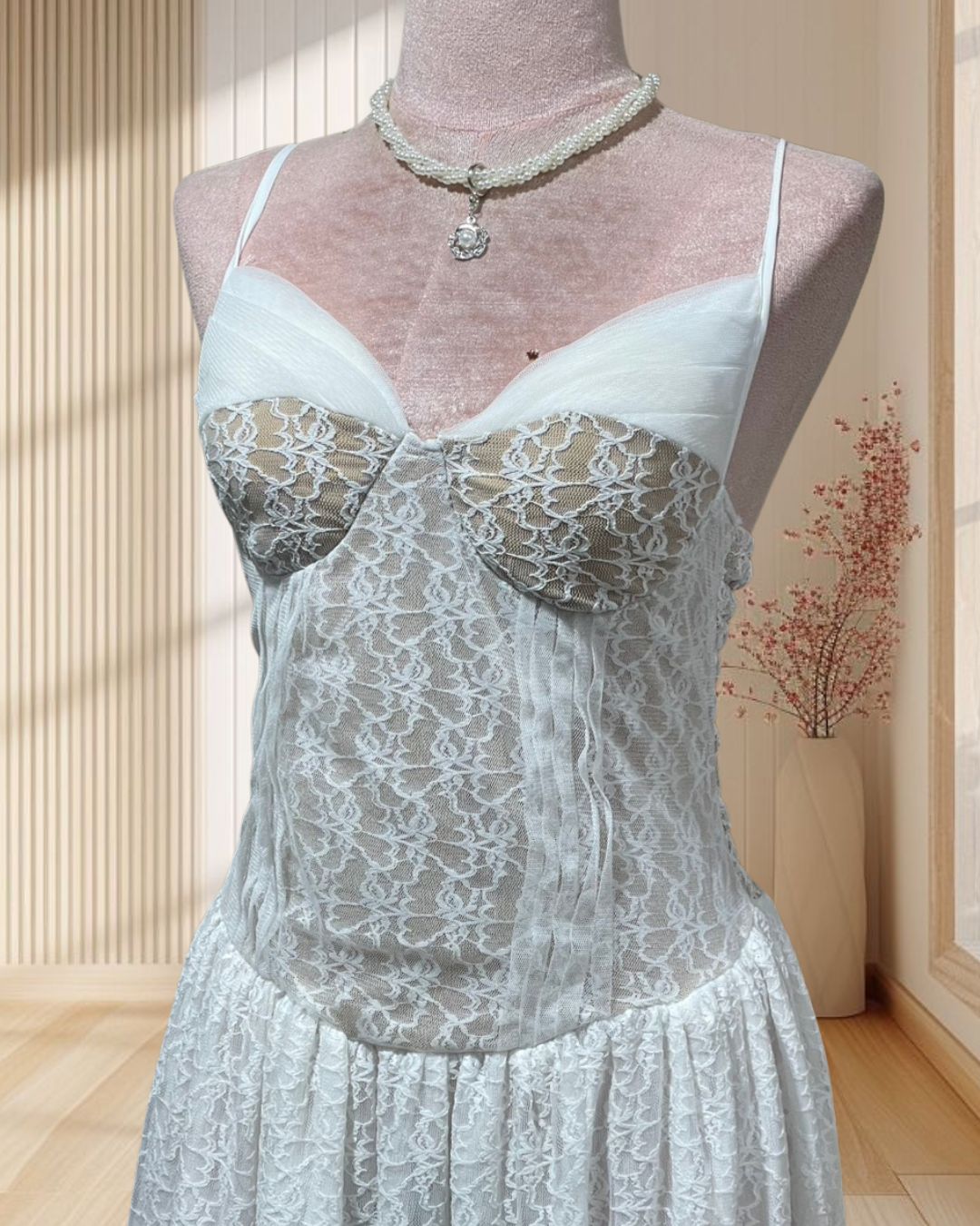 (NEW) ราตรียาวสีขาว ผ้าลูกไม้ สายเดี่ยวปรับได้ กระโปรงเอวต่ำ ไซส์ S