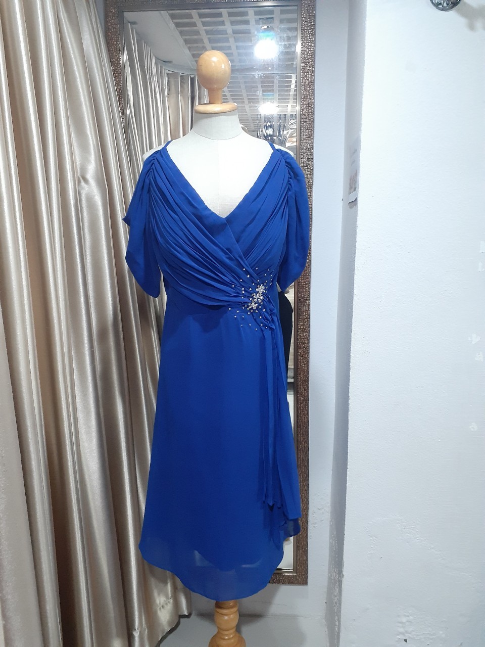 ชุดราตรีสั้นสีน้ำเงินซีฟองอกจับจีบเอวแต่งเพชร (7XL) มือ2