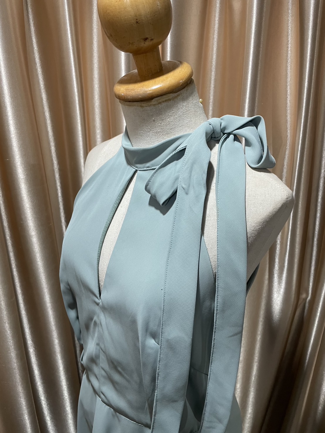 (PRE-LOVED) ราตรีสั้นสีเขียวอมฟ้าผูกโบว์ข้างคอผ้าทวิล M