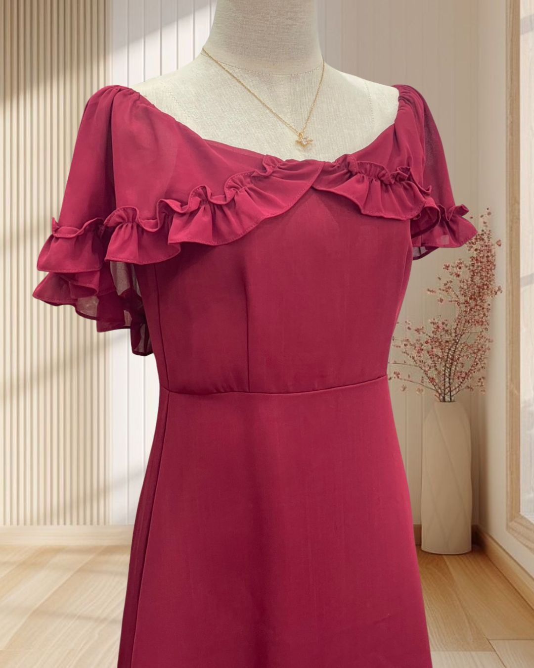 (PRE-LOVED) ราตรีสั้นสีแดง ปาดไหล่ แต่งระบายแขน ไซส์ M